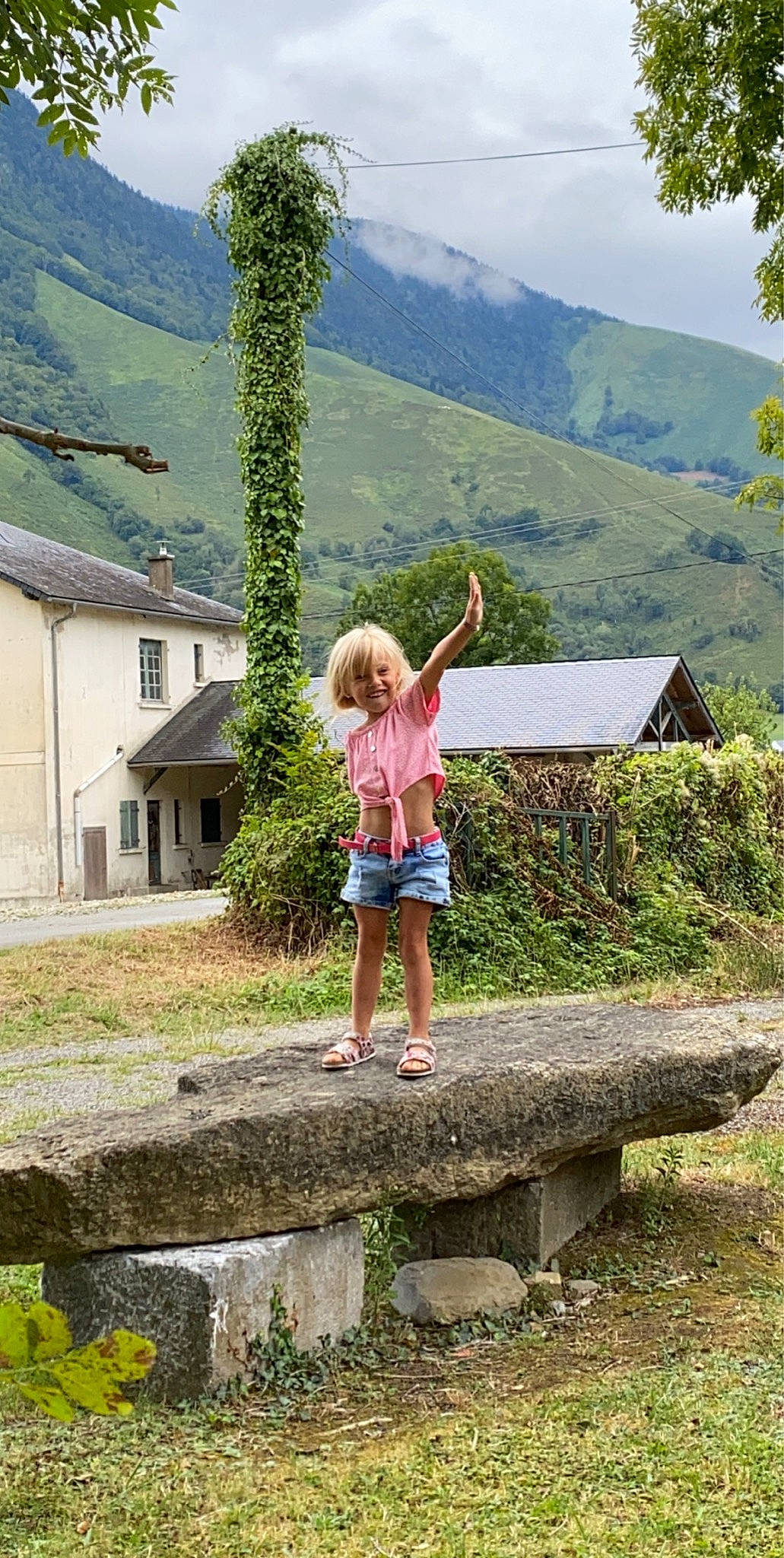 Kylie a rejoint le concours — aidez-le/la à gagner de superbes lots ! alps, child, fun, joy, leisure, mountain, mountain_range, person, plant, rock, summer, tree, vacation
