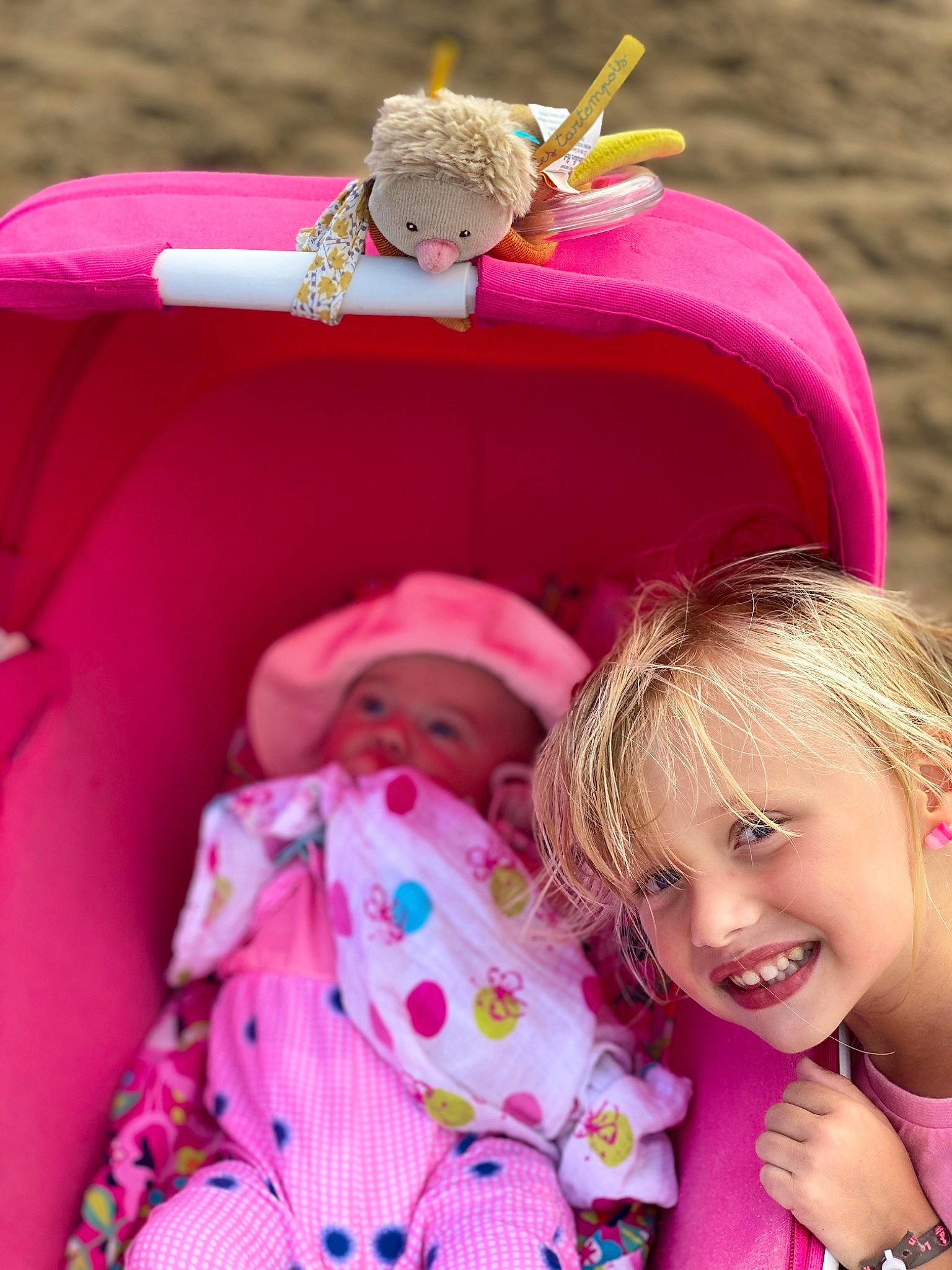 Kylie a rejoint le concours — aidez-le/la à gagner de superbes lots ! baby, baby_products, child, fun, happy, headgear, joy, magenta, person, pink, play, product, smile, toddler