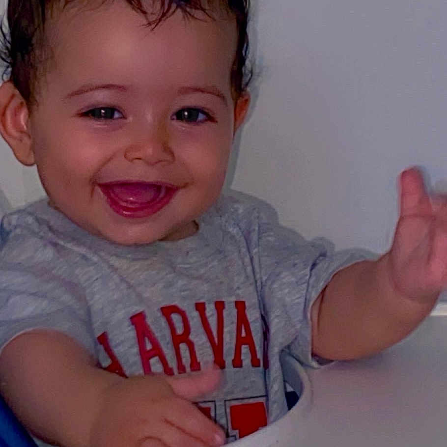 Loai participe au concours pour gagner de l'argent avec cette photo : baby, child, clothing, cute, expression, face, food, hand, happy, harvard, high_chair, indoor, person, playful, shirt, sitting, smiling, table, toddler, young