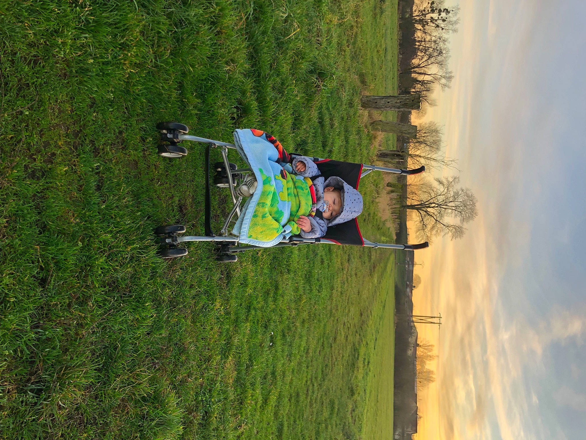 Tiago participe au concours pour gagner de l'argent avec cette photo : adventure, biome, cloud, extreme_sport, fun, grass, grassland, headwear, landscape, leisure, nature, people_in_nature, person, plant, recreation, sky, slope, sport_climbing, sports, tire