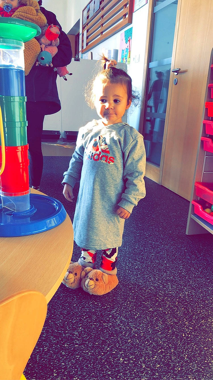 Sia participe au concours pour gagner de l'argent avec cette photo : baby_toddler_clothing, blue, child, chute, door, electric_blue, flooring, fun, happy, leisure, magenta, orange, person, play, playground, recreation, red, smile, snapshot, t_shirt