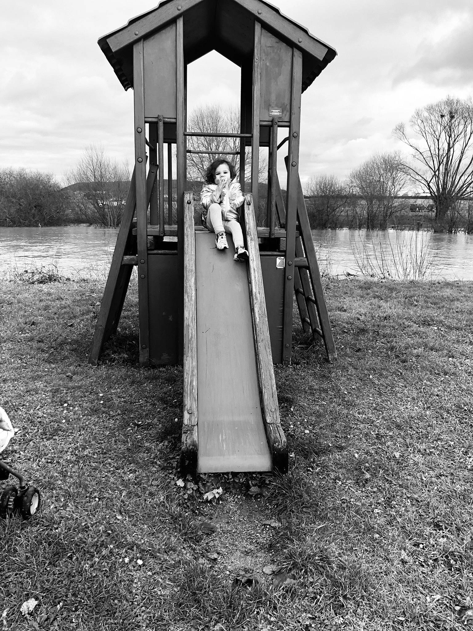 Sia participe au concours pour gagner de l'argent avec cette photo : black, black_and_white, city, cloud, grass, grassland, grey, landscape, machine, monochrome, monochrome_photography, motor_vehicle, outdoor_play_equipment, person, plant, playground_slide, recreation, rural_area, sky, tree