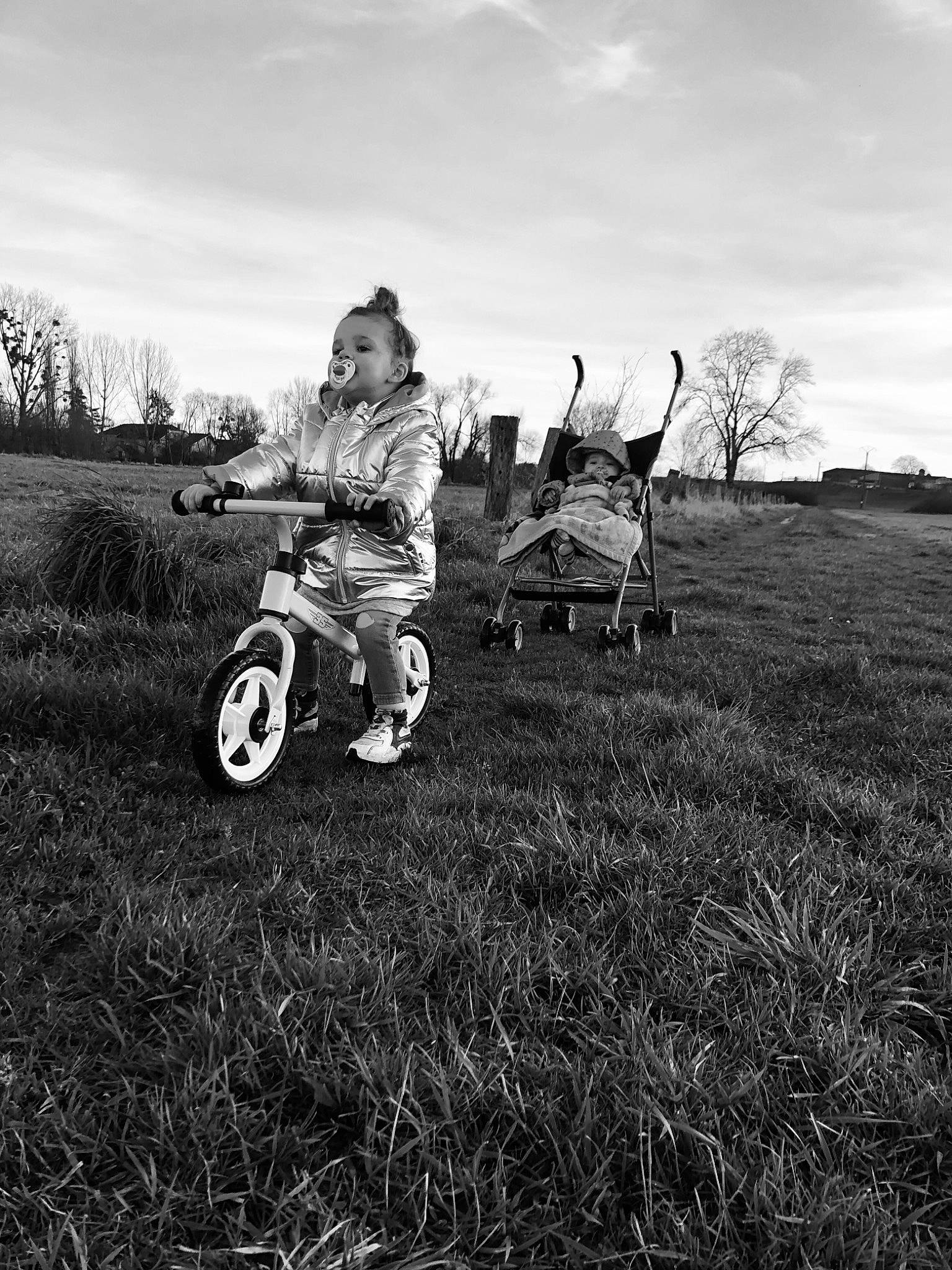 Sia a rejoint le concours — aidez-le/la à gagner de superbes lots ! automotive_tire, cloud, flash_photography, grass, grassland, happy, landscape, motor_vehicle, motorcycle, people_in_nature, person, plain, plant, rolling, sky, sunlight, tints_and_shades, tire, tree, vehicle