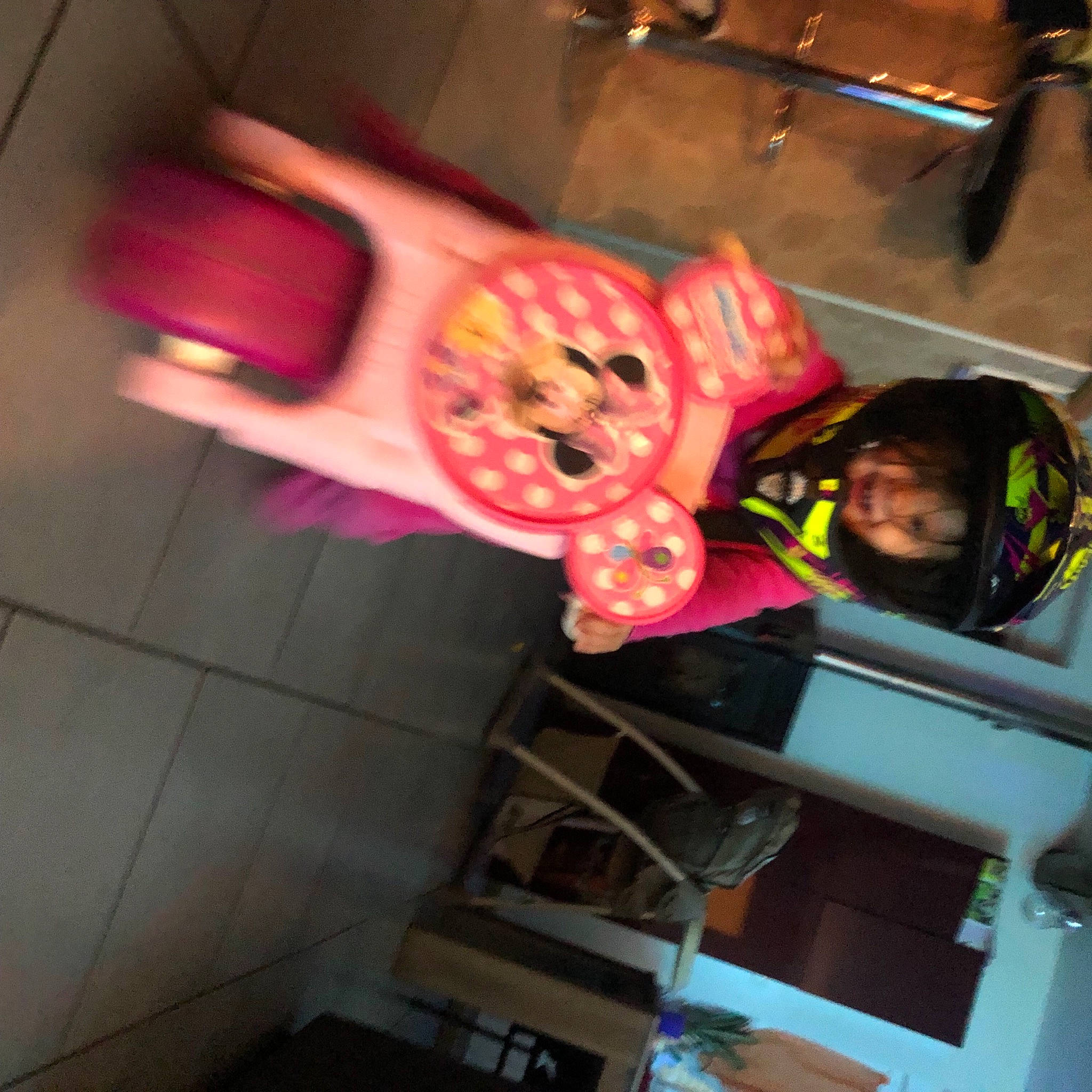 Sia a rejoint le concours — aidez-le/la à gagner de superbes lots ! carmine, cool, costume, event, flesh, fun, human_leg, magenta, mouth, person, pink, room, smile, thigh