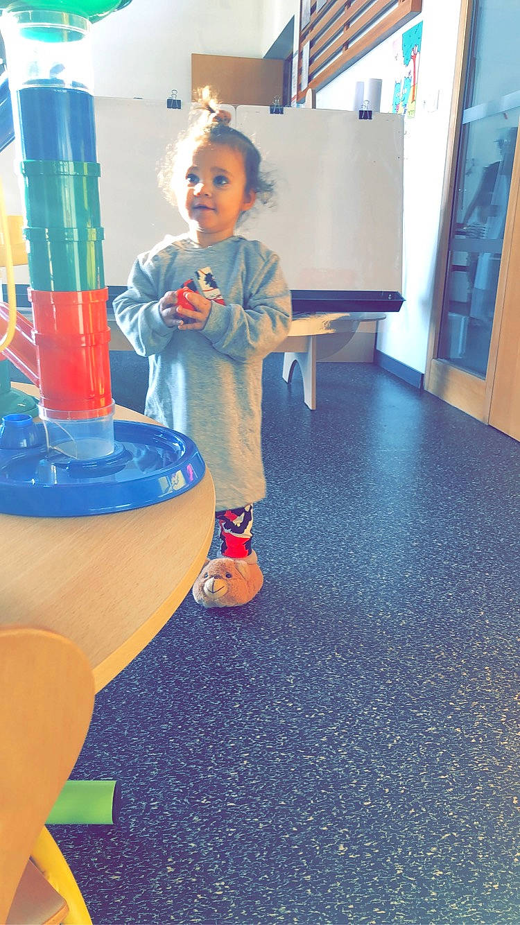 Sia participe au concours pour gagner de l'argent avec cette photo : balance, child, electric_blue, floor, flooring, fun, human_body, human_leg, joint, knee, leg, leisure, outdoor_play_equipment, person, play, recreation, room, smile, sneakers, standing