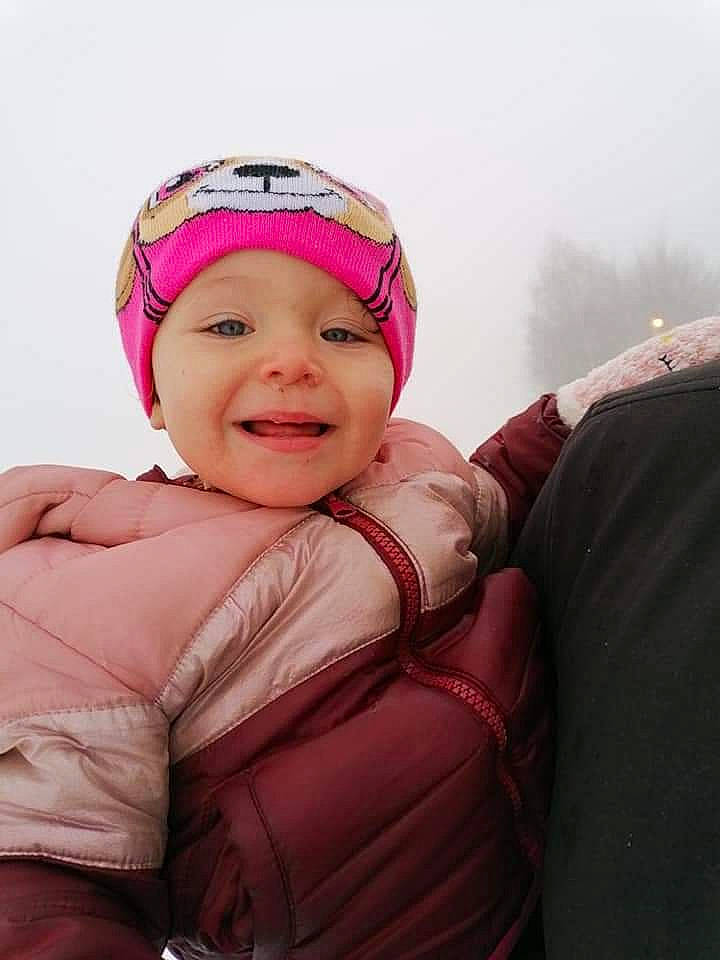 Maëva participe au concours pour gagner de l'argent avec cette photo : baby, baby_laughing, baby_products, baby_safety, baby_toddler_clothing, bonnet, cheek, child, comfort, headgear, headwear, hood, joy, magenta, person, pink, toddler, winter