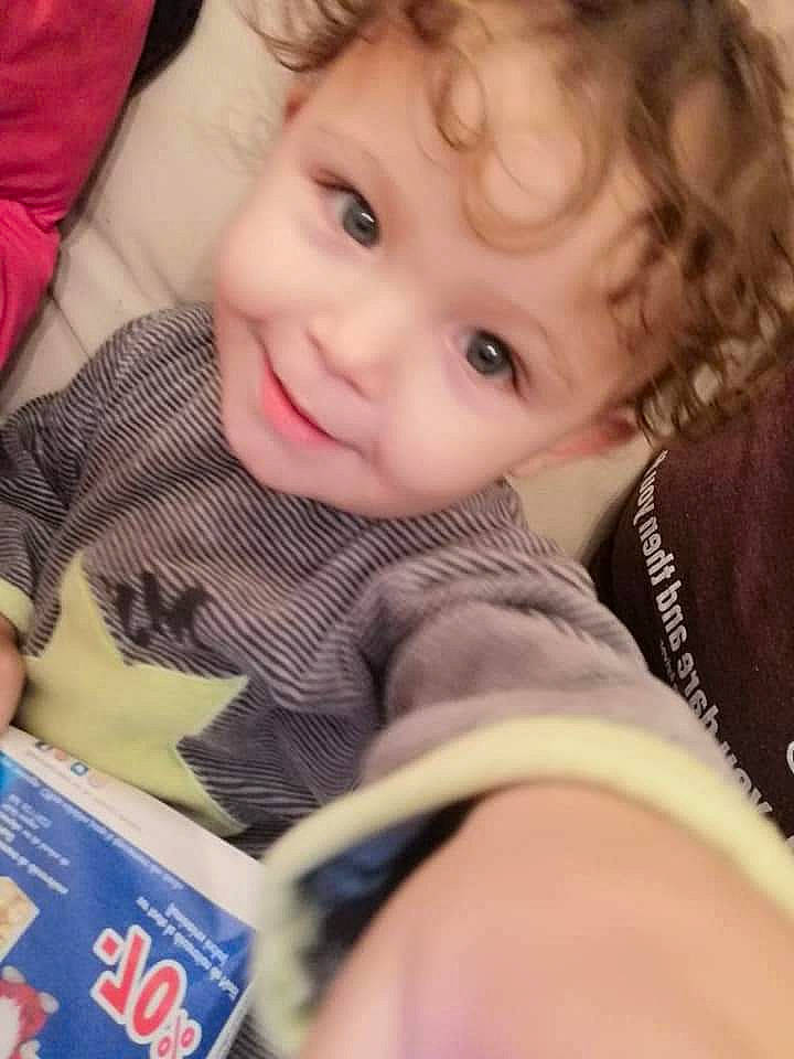 Maëva a rejoint le concours — aidez-le/la à gagner de superbes lots ! baby, baby_toddler_clothing, blond, brown_hair, cheek, child, comfort, eyebrow, iris, joy, long_sleeved_t_shirt, nose, person, pleased, portrait_photography, skin, sock, thumb, toddler