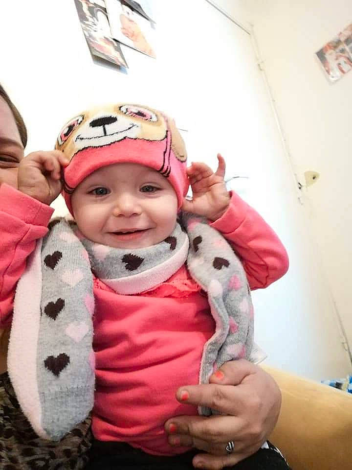 Maëva a rejoint le concours — aidez-le/la à gagner de superbes lots ! baby, baby_laughing, baby_products, baby_toddler_clothing, bracelet, cheek, child, cool, eye, finger, gesture, hand, happy, headwear, joy, nail, person, pink, skin, sleeve