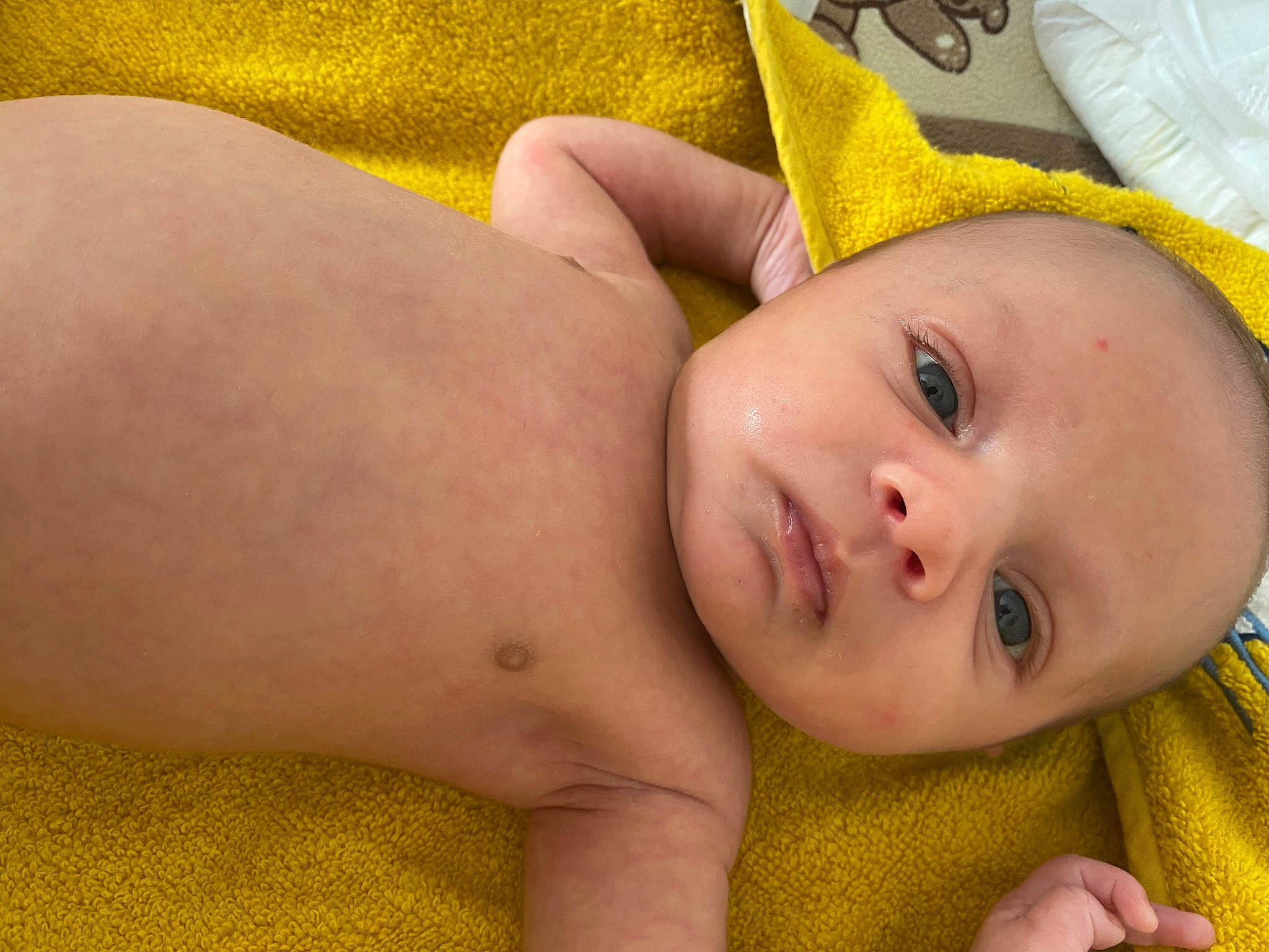 Gabriel a rejoint le concours — aidez-le/la à gagner de superbes lots ! baby, cheek, child, close_up, ear, eye, face, finger, hand, head, lip, mouth, nose, person, photography, portrait_photography, skin, smile, toddler, yellow