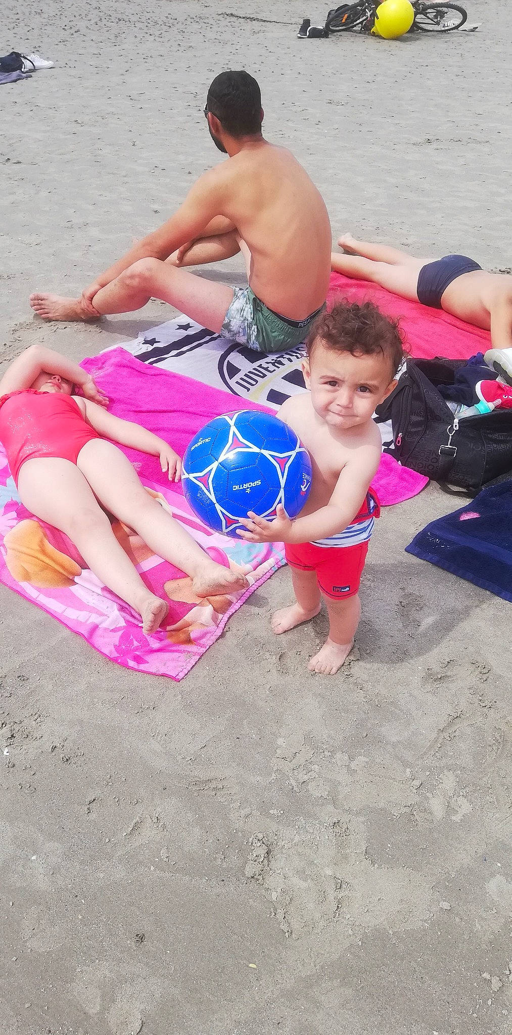 Hassan a rejoint le concours — aidez-le/la à gagner de superbes lots ! barechested, child, fun, joy, leg, leisure, person, play, recreation, sand, summer, toddler, vacation