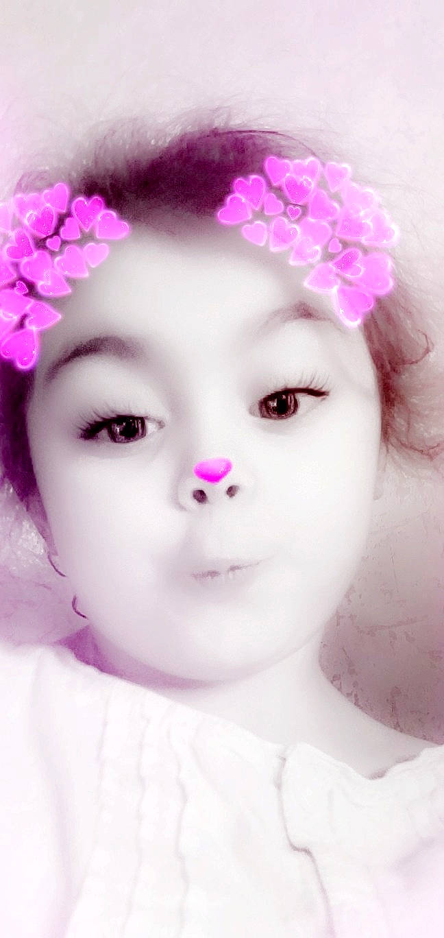 Lilya a rejoint le concours — aidez-le/la à gagner de superbes lots ! beauty, cheek, child, child_model, close_up, eye, eyebrow, eyelash, face, flower, hair_accessory, head, headgear, headpiece, lip, nose, person, petal, pink, plant