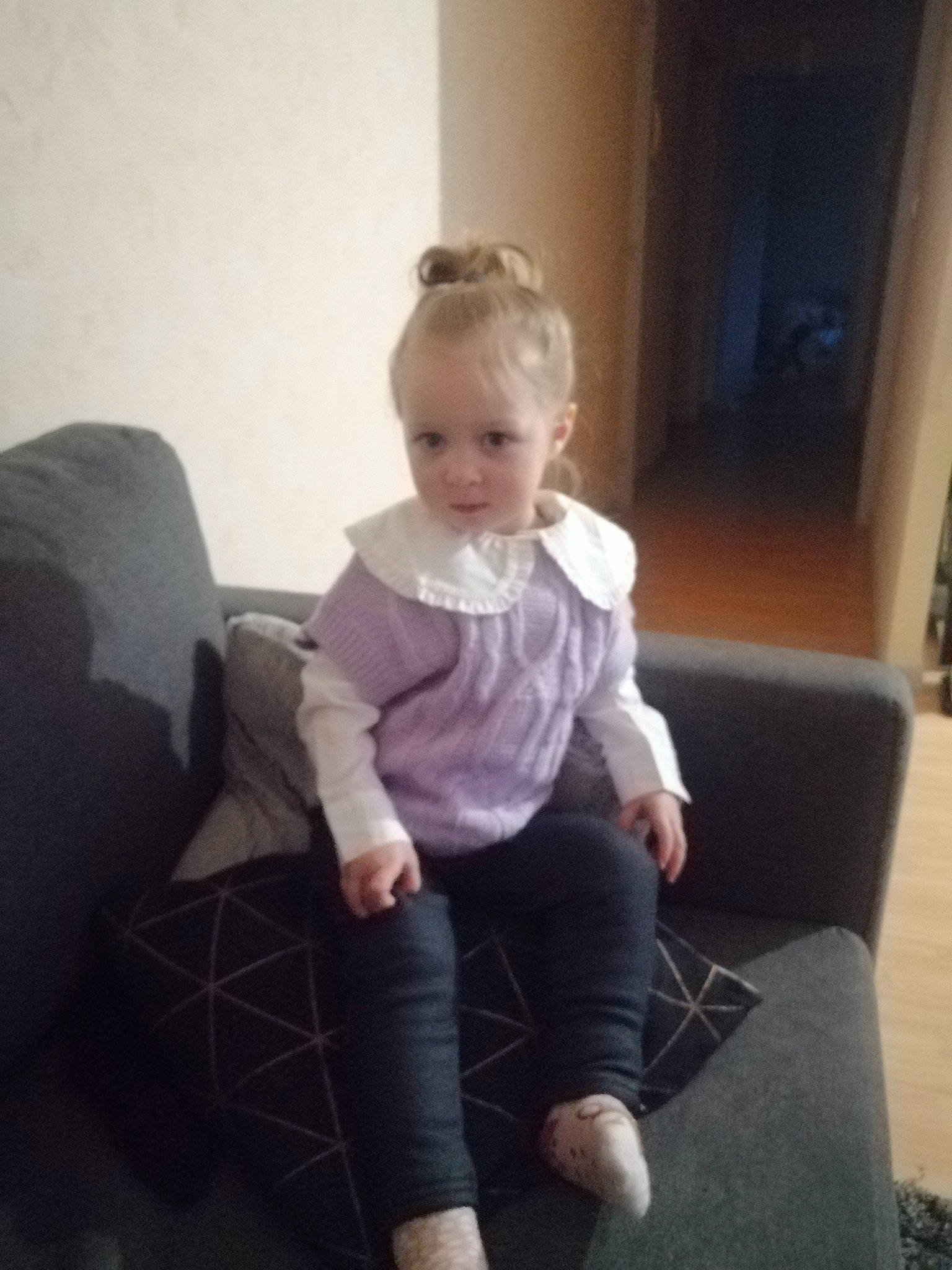 Lina participe au concours pour gagner de l'argent avec cette photo : baby_toddler_clothing, blond, comfort, couch, door, floor, flooring, hand, human_leg, knee, lap, living_room, magenta, person, sitting, sleeve, sock, t_shirt, thigh, thumb