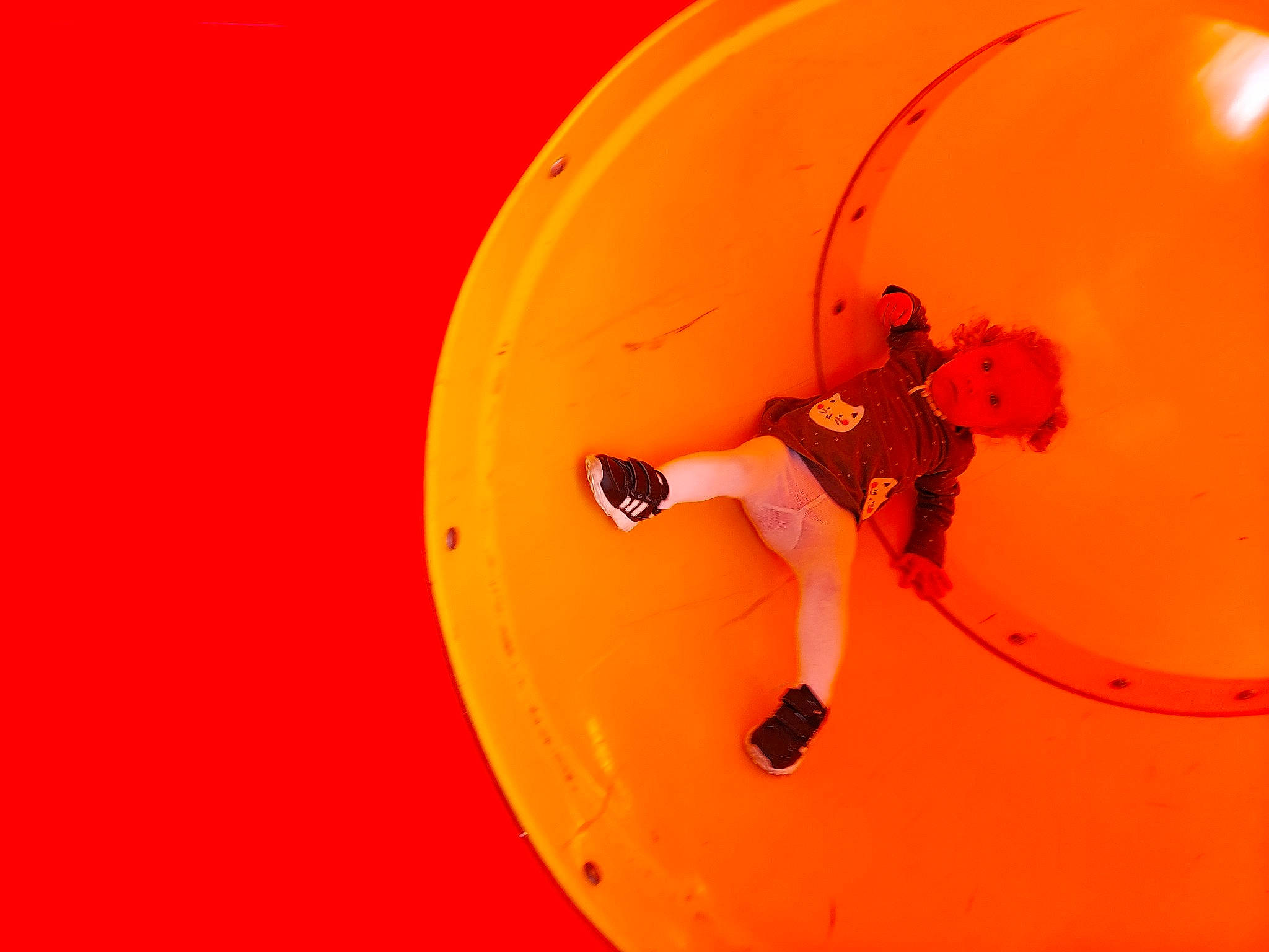 Noelya participe au concours pour gagner de l'argent avec cette photo : adventure, amber, ceiling, circle, climbing, extreme_sport, font, fun, helmet, individual_sports, leisure, orange, outdoor_shoe, person, personal_protective_equipment, playground, recreation, sneakers, sport_climbing, sports