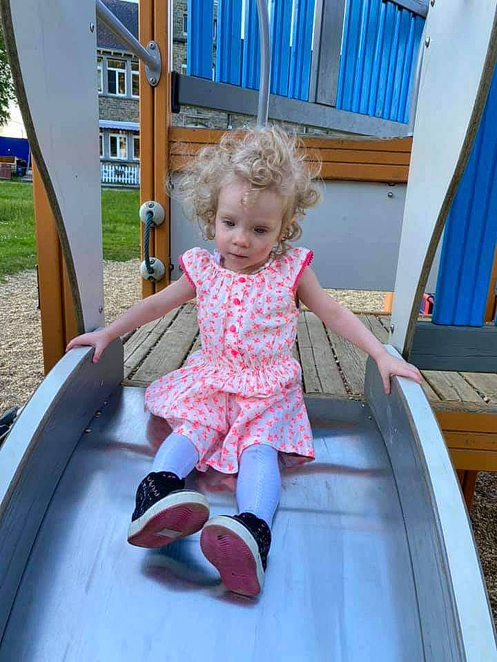 Noelya participe au concours pour gagner de l'argent avec cette photo : baby_toddler_clothing, blond, blue, child, chute, city, curtain, fun, grass, leisure, magenta, outdoor_play_equipment, person, pink, play, playground, playground_slide, recreation, standing, summer