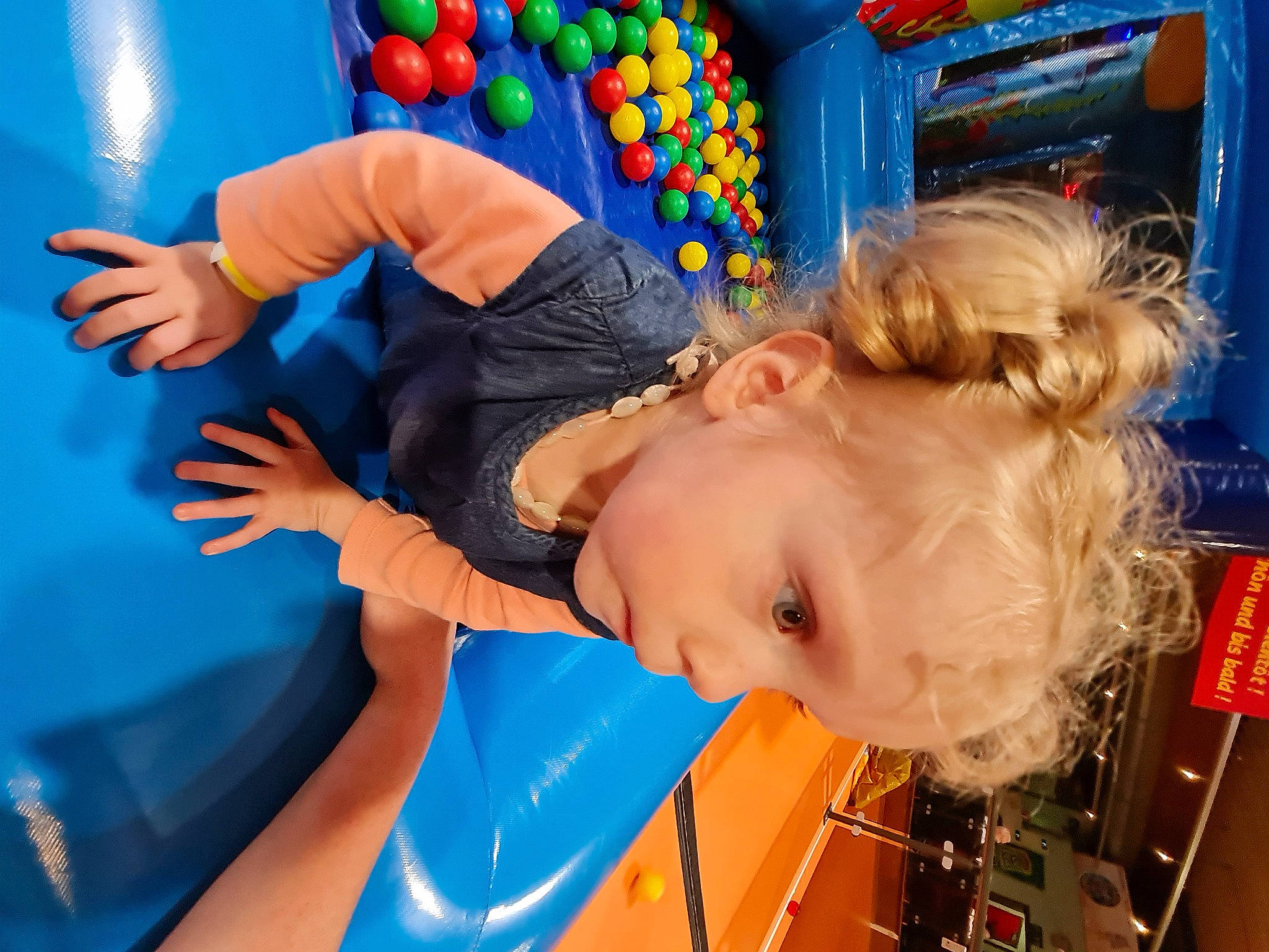 Noëlya participe au concours pour gagner de l'argent avec cette photo : baby, baby_products, baby_toys, ball_pit, balloon, blue, child, electric_blue, fun, happy, kindergarten, leisure, party, party_supply, person, play, recreation, room, snapshot, toddler