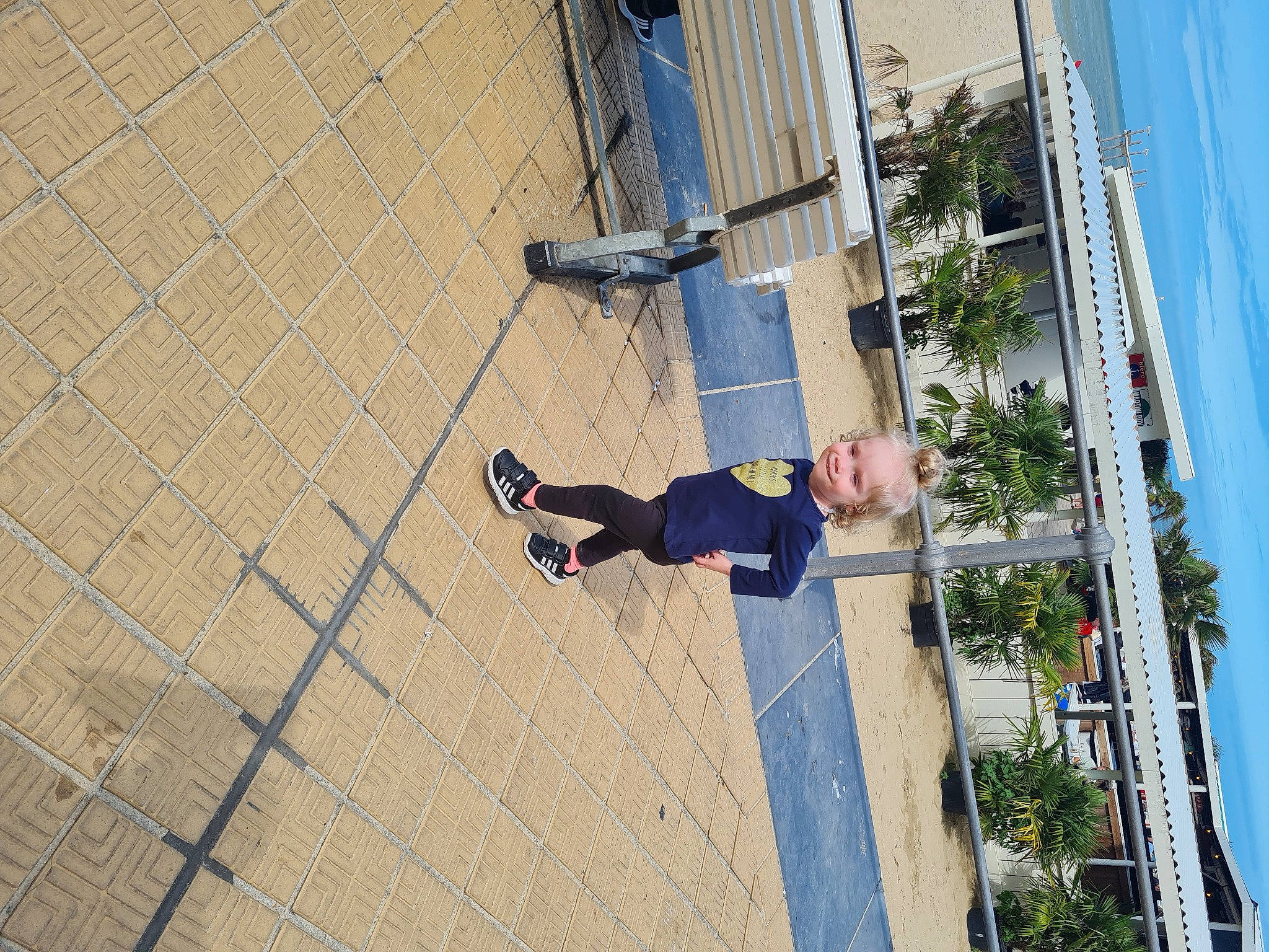 Noëlya a rejoint le concours — aidez-le/la à gagner de superbes lots ! adventure, building, climbing_harness, electric_blue, electricity, facade, joy, leisure, line, person, plant, recreation, rock_climbing_equipment, rope, sky, slope, sport_climbing, tree, walking_shoe, wall