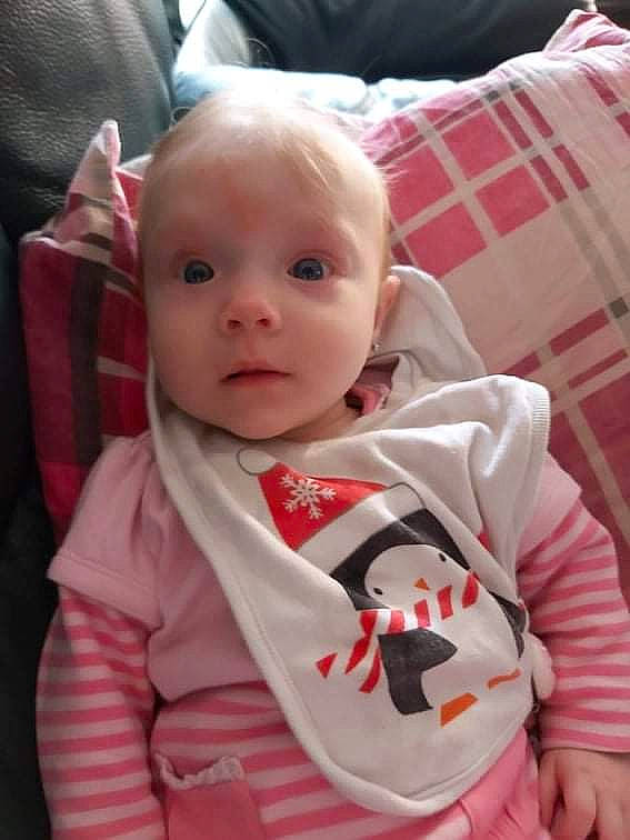 Noëlya a rejoint le concours — aidez-le/la à gagner de superbes lots ! baby, baby_products, baby_toddler_clothing, car_seat, carmine, cheek, child, collar, comfort, dress_shirt, human_body, linens, pattern, person, pink, plaid, room, sitting, sleeve, tartan