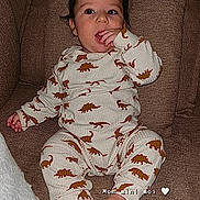 Adam participe au concours pour gagner de l'argent avec cette photo : baby, barefoot, blanket, bodypart, chair, clothing, couch, crib, cushion, face, finger, furniture, hand, head, homedecor, pajamas, person, photography, portrait, toe