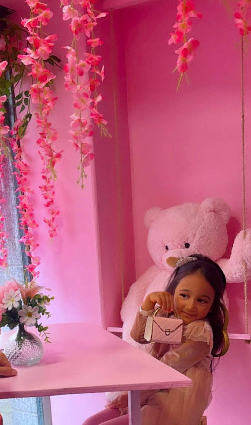 Juliette participe au concours pour gagner de l'argent avec cette photo : curtain, decoration, doll, event, flower_arranging, interior_design, joy, magenta, ornament, peach, person, petal, pink, plant, product, purple, room, teddy_bear, textile, toy