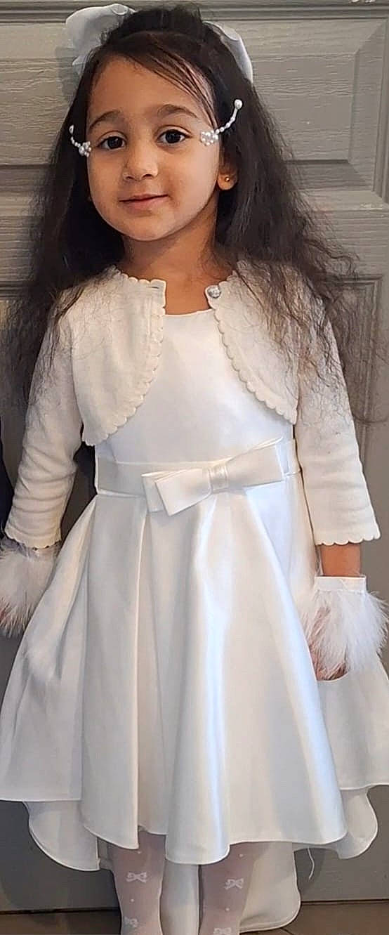 Juliette a rejoint le concours — aidez-le/la à gagner de superbes lots ! arm, bridal_accessory, day_dress, doll, dress, embellishment, eyelash, fashion_design, formal_wear, gown, joint, joy, lip, neck, person, shoulder, skin, sleeve, toy, waist