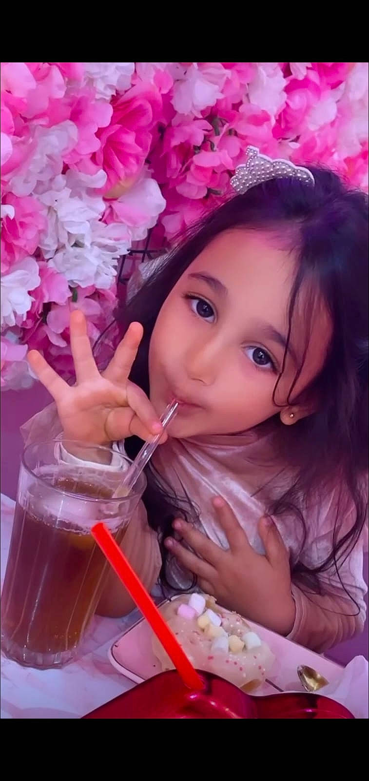 Juliette participe au concours pour gagner de l'argent avec cette photo : bangs, beauty, drink, eyelash, flower, hand, happy, juice, lip, magenta, people_in_nature, person, petal, pink, plant, purple, skin, sweetness, tableware, toddler