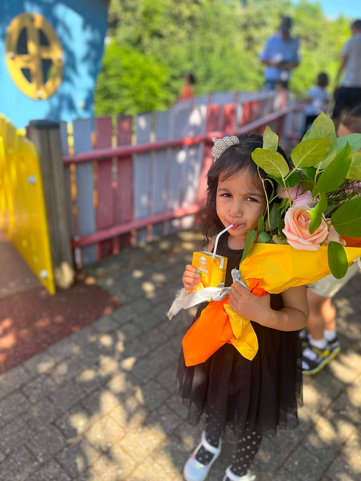Juliette participe au concours pour gagner de l'argent avec cette photo : boot, child, event, flower, fun, grass, happy, leaf, leisure, musician, orange, person, petal, plant, recreation, smile, spring, toddler, toy, trick_or_treat