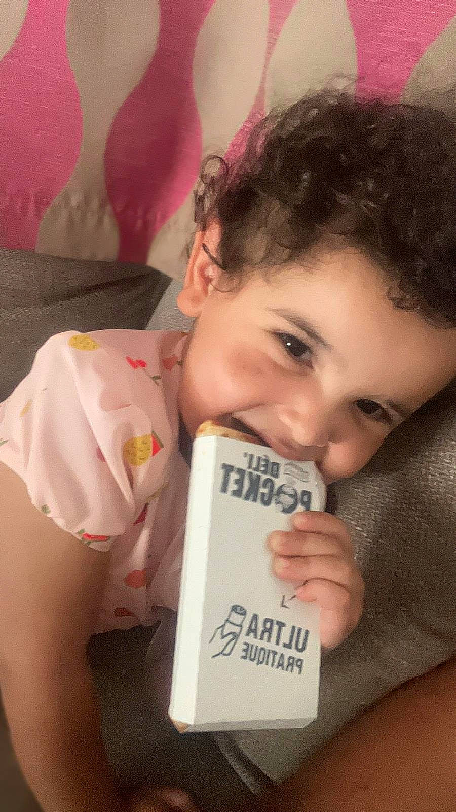 Aya participe au concours pour gagner de l'argent avec cette photo : baby_toddler_clothing, cheek, child, eye, eyebrow, eyelash, finger, fun, gesture, hair, happy, lip, mouth, nose, organ, person, skin, smile, t_shirt, thumb