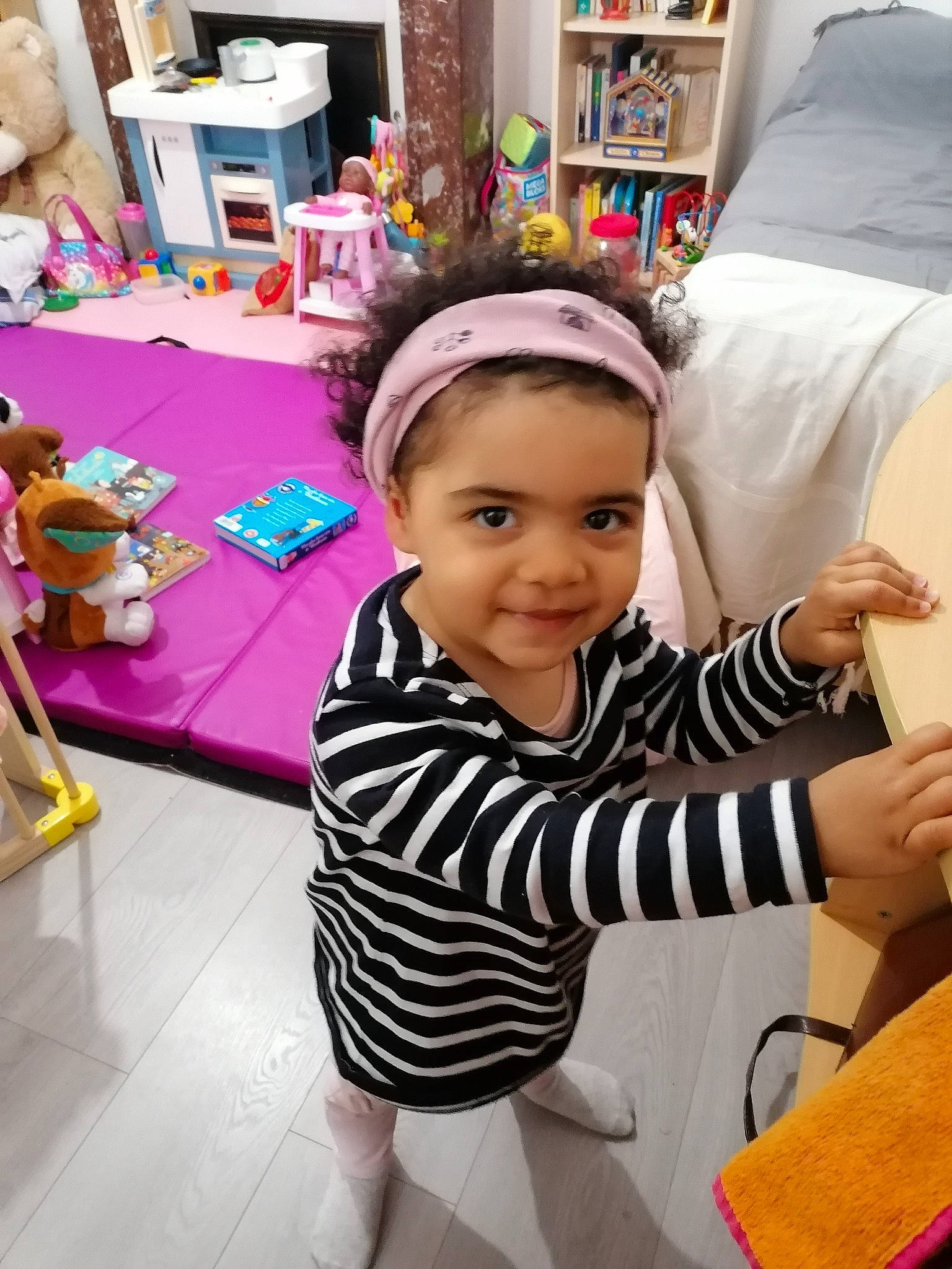 Rose-marie participe au concours pour gagner de l'argent avec cette photo : baby_toddler_clothing, chair, child, event, fashion_design, fun, happy, hat, joy, leisure, magenta, person, pink, purple, room, sitting, sleeve, smile, t_shirt, table