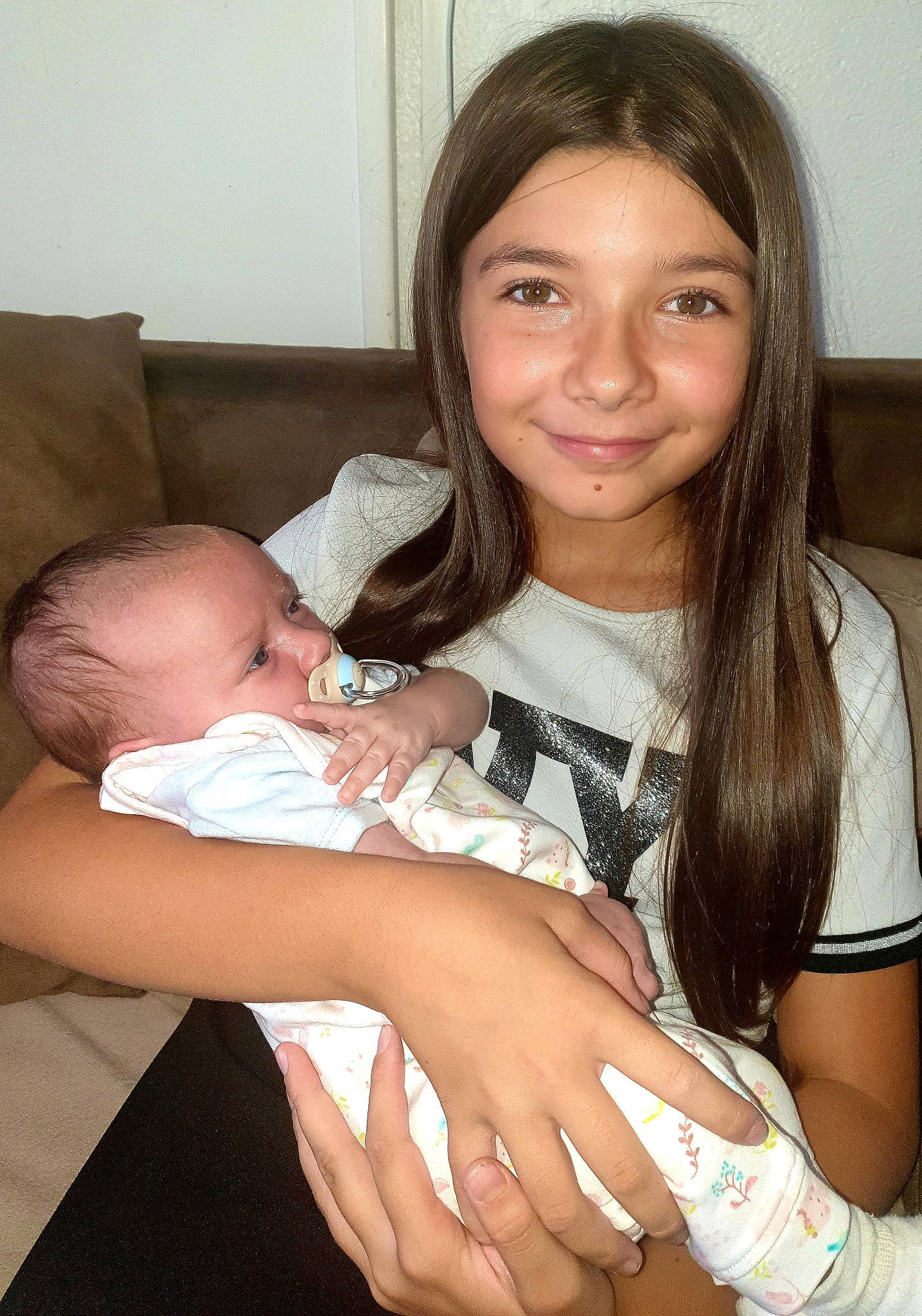 Secret participe au concours pour gagner de l'argent avec cette photo : baby, child, finger, gesture, hand, joy, leg, long_hair, nail, person, thumb