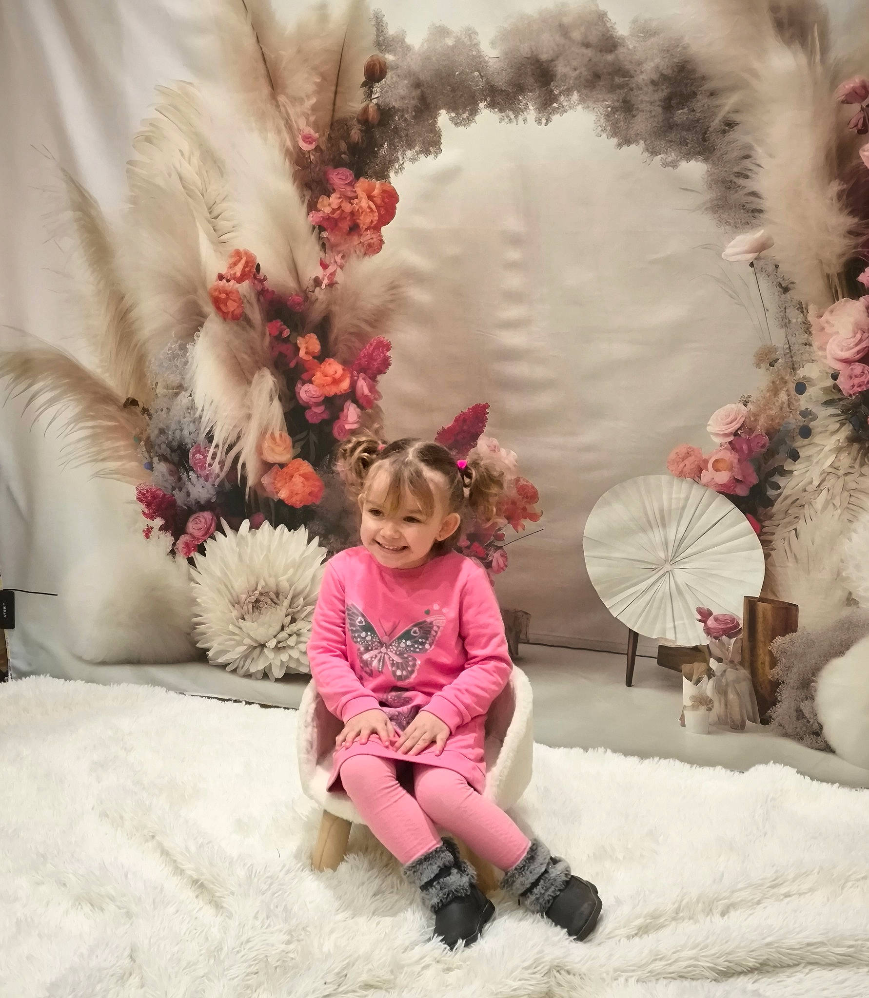 Lizéah participe au concours pour gagner de l'argent avec cette photo : boot, child, cut_flowers, event, freezing, fun, fur, happy, headpiece, joy, leg, magenta, peach, person, petal, pink, playing_in_the_snow, sitting, textile, toddler