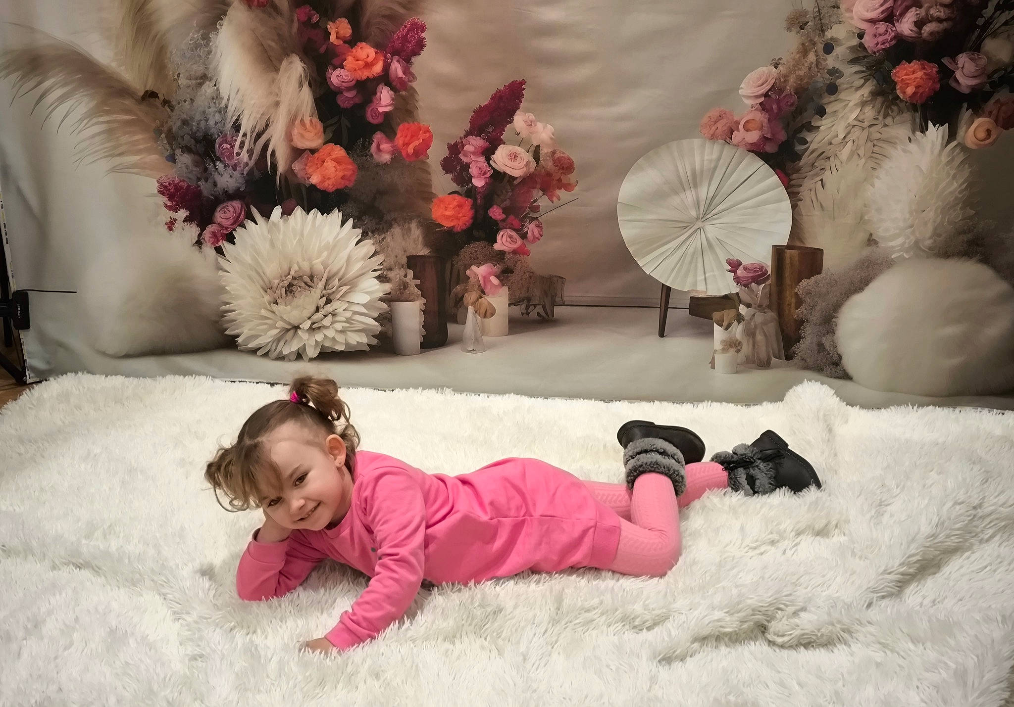 Lizéah a rejoint le concours — aidez-le/la à gagner de superbes lots ! baby_toddler_clothing, child, comfort, event, fashion_accessory, flower, fur, happy, joy, leisure, linens, magenta, person, petal, pink, plant, sitting, smile, textile, toddler