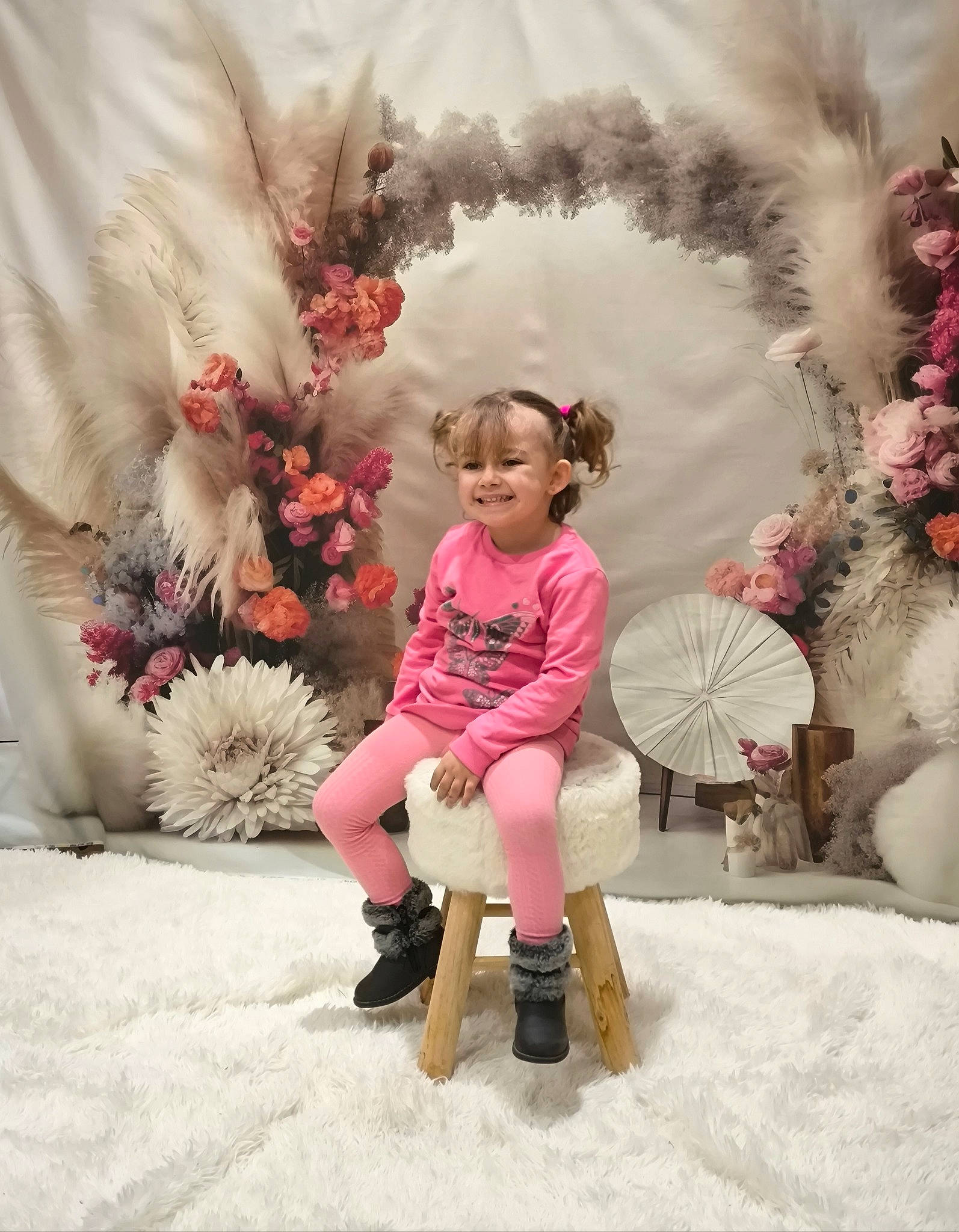 Lizéah participe au concours pour gagner de l'argent avec cette photo : beauty, boot, branch, cut_flowers, event, floral_design, flower, freezing, fun, fur, happy, head, joy, magenta, person, petal, pink, plant, toddler, tree