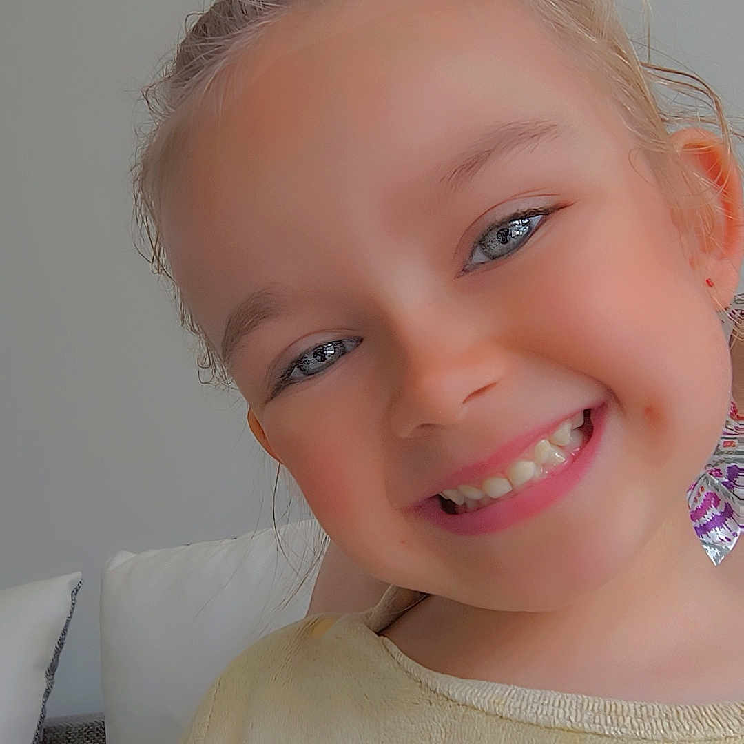 Lizéah a rejoint le concours — aidez-le/la à gagner de superbes lots ! baby, blonde, bodypart, cosmetics, couch, face, finger, furniture, hair, hand, happy, head, homedecor, lipstick, mouth, person, photography, portrait, smile, teeth