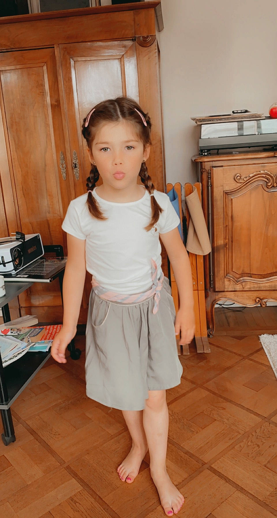 Emma participe au concours pour gagner de l'argent avec cette photo : abdomen, cabinetry, child, door, drawer, flooring, hardwood, human_body, human_leg, joint, knee, long_hair, neck, person, shoulder, skin, sleeve, thigh, trunk, waist