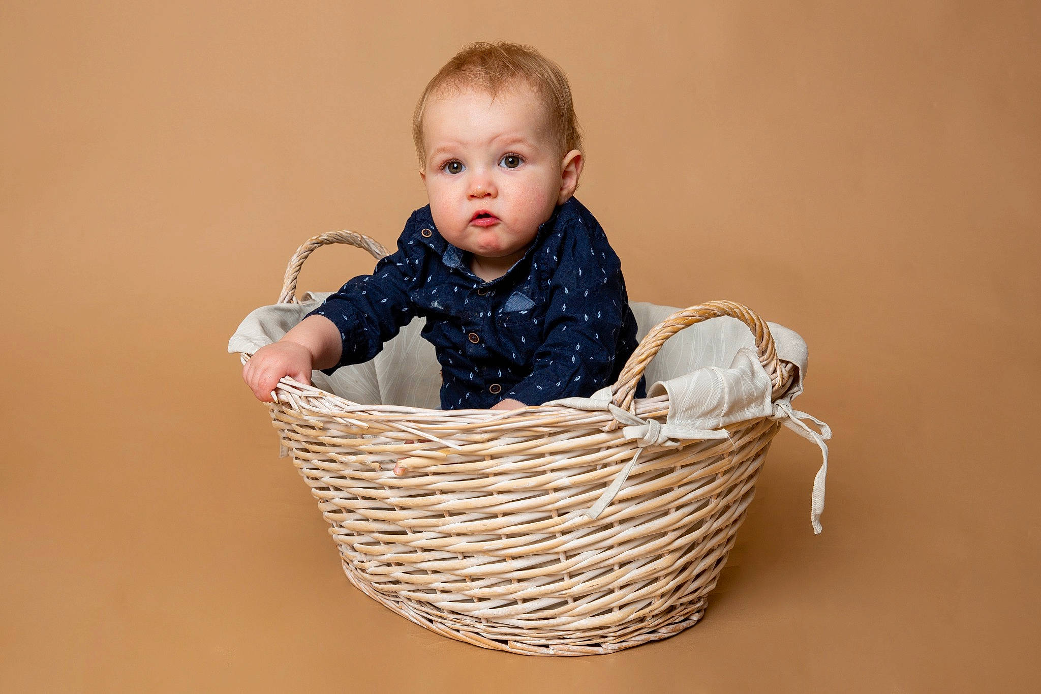 Timeo a rejoint le concours — aidez-le/la à gagner de superbes lots ! baby, baby_products, baby_toddler_clothing, basket, child, comfort, fashion_accessory, flash_photography, happy, home_accessories, laundry_basket, pattern, people_in_nature, person, portrait_photography, sitting, sleeve, storage_basket, surprise, toddler