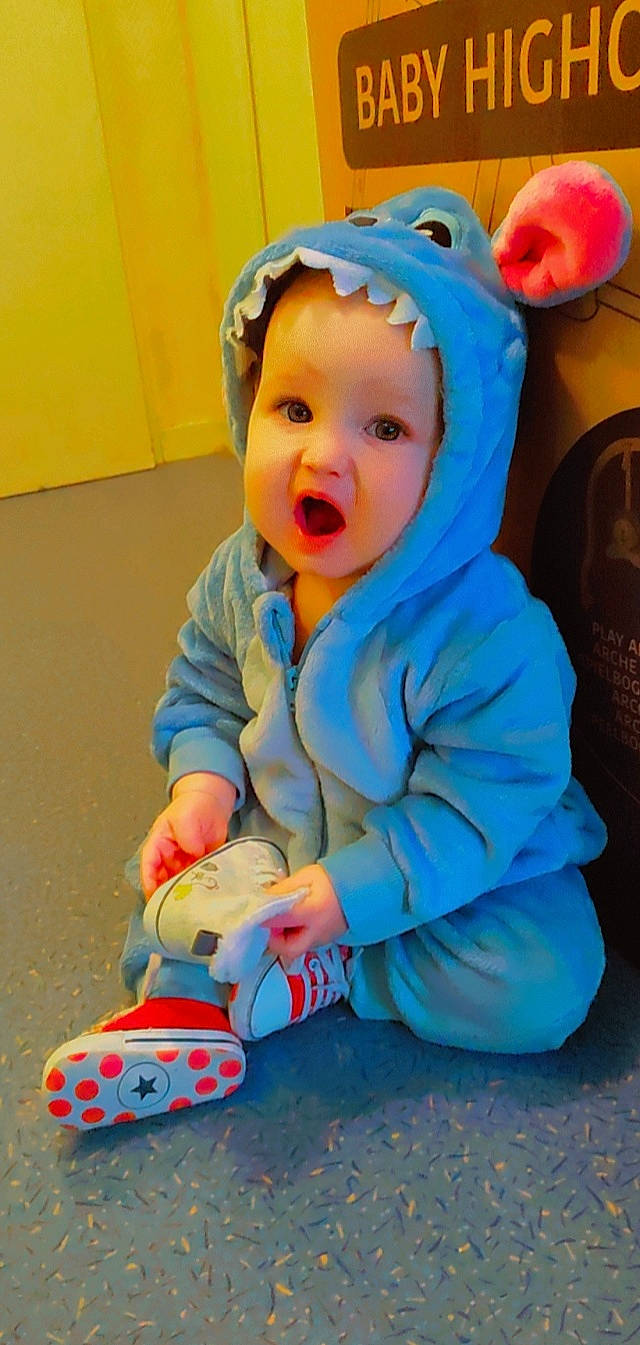 Timeo participe au concours pour gagner de l'argent avec cette photo : baby, baby_toddler_clothing, cap, cheek, child, electric_blue, fashion_accessory, flooring, fun, happy, hat, headwear, orange, person, personal_protective_equipment, red, sitting, sleeve, smile, surprise