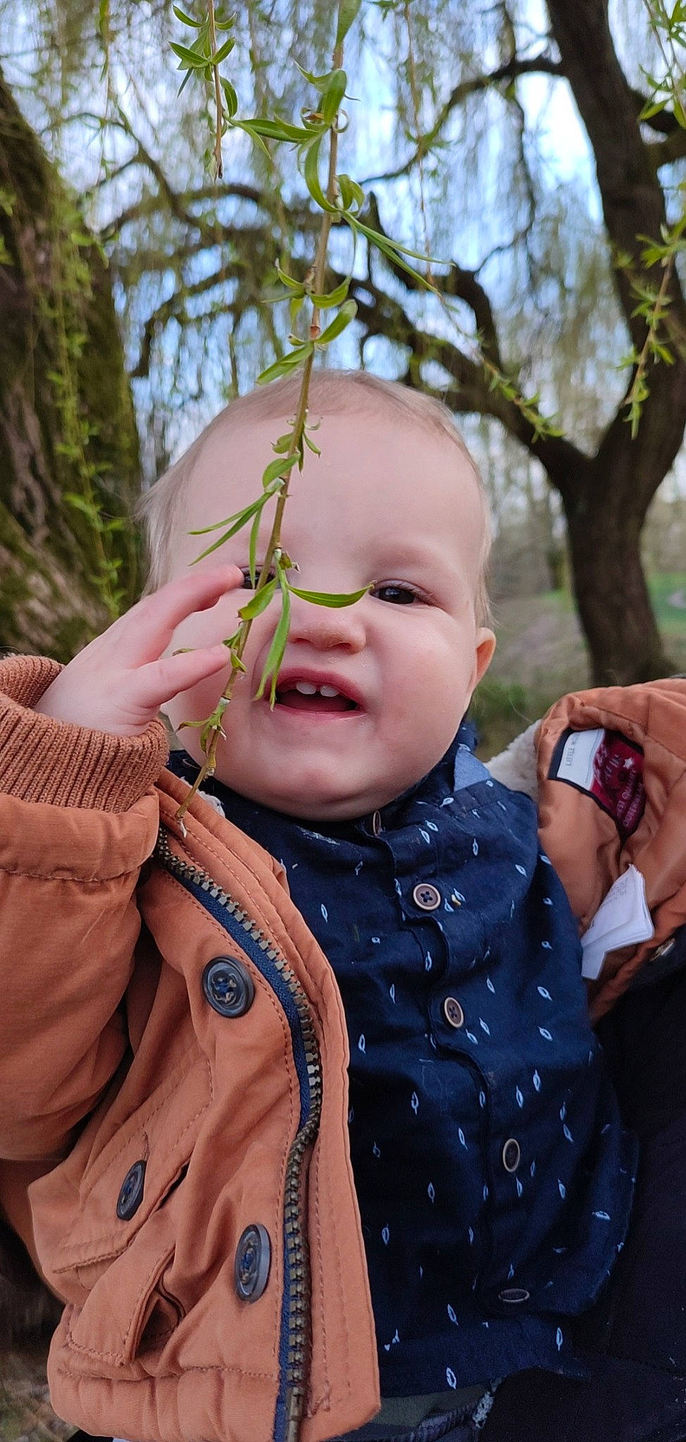 Timeo a rejoint le concours — aidez-le/la à gagner de superbes lots ! baby, baby_toddler_clothing, botany, finger, gesture, grass, hand, happy, iris, joint, leaf, leisure, lip, nose, people_in_nature, person, plant, skin, thumb, toddler