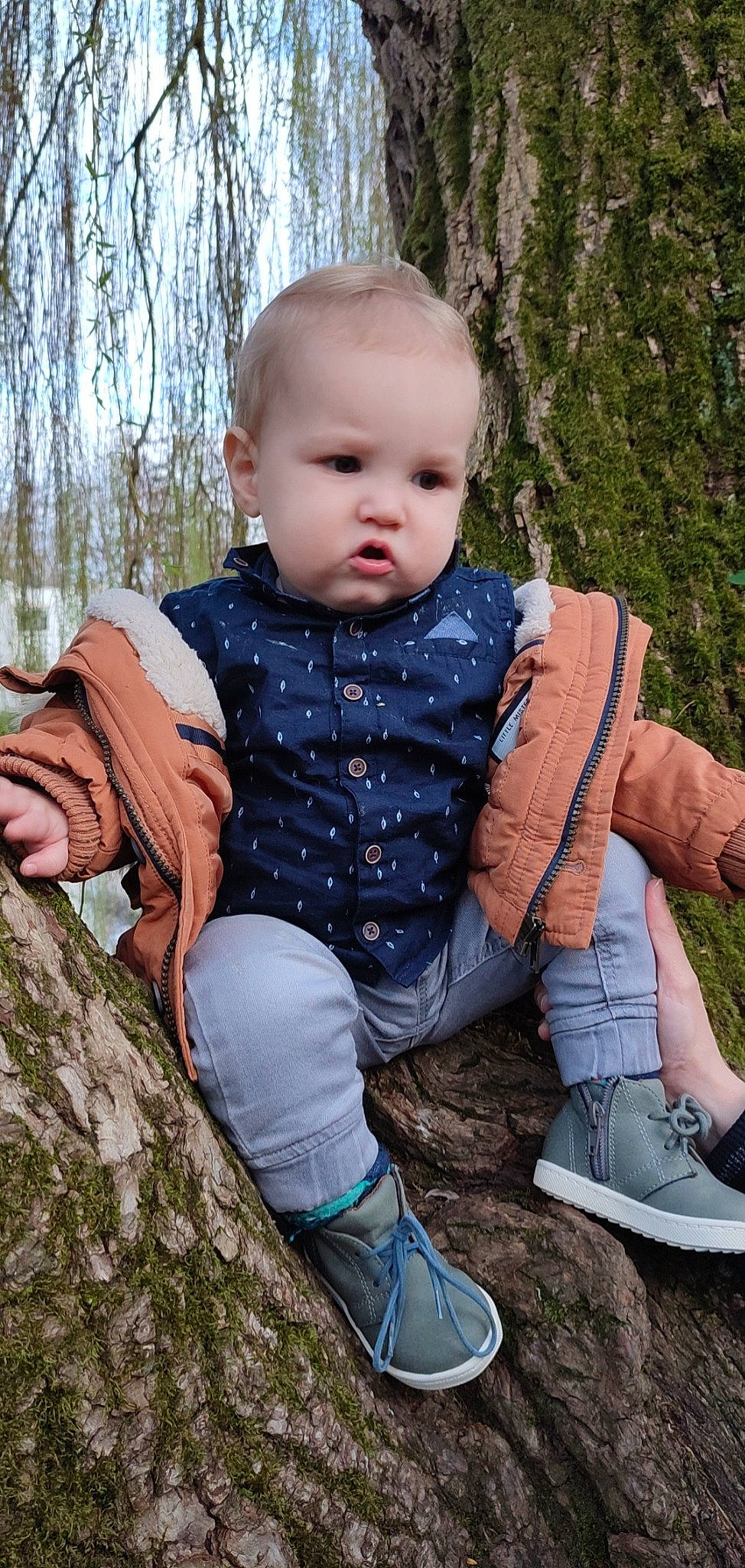 Timeo a rejoint le concours — aidez-le/la à gagner de superbes lots ! baby_toddler_clothing, clothing, cool, eye, face, footwear, grass, happy, head, jacket, leg, outerwear, people_in_nature, person, plant, skin, sleeve, standing, textile, tree