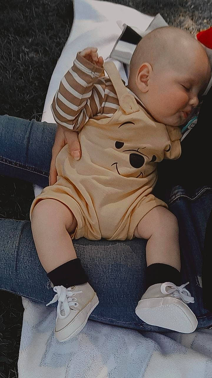 Timéo participe au concours pour gagner de l'argent avec cette photo : baby, baby_toddler_clothing, child, comfort, flooring, foot, fur, gesture, human_leg, knee, lap, person, personal_protective_equipment, shoe, sitting, skin, sleeve, sneakers, thigh, toddler