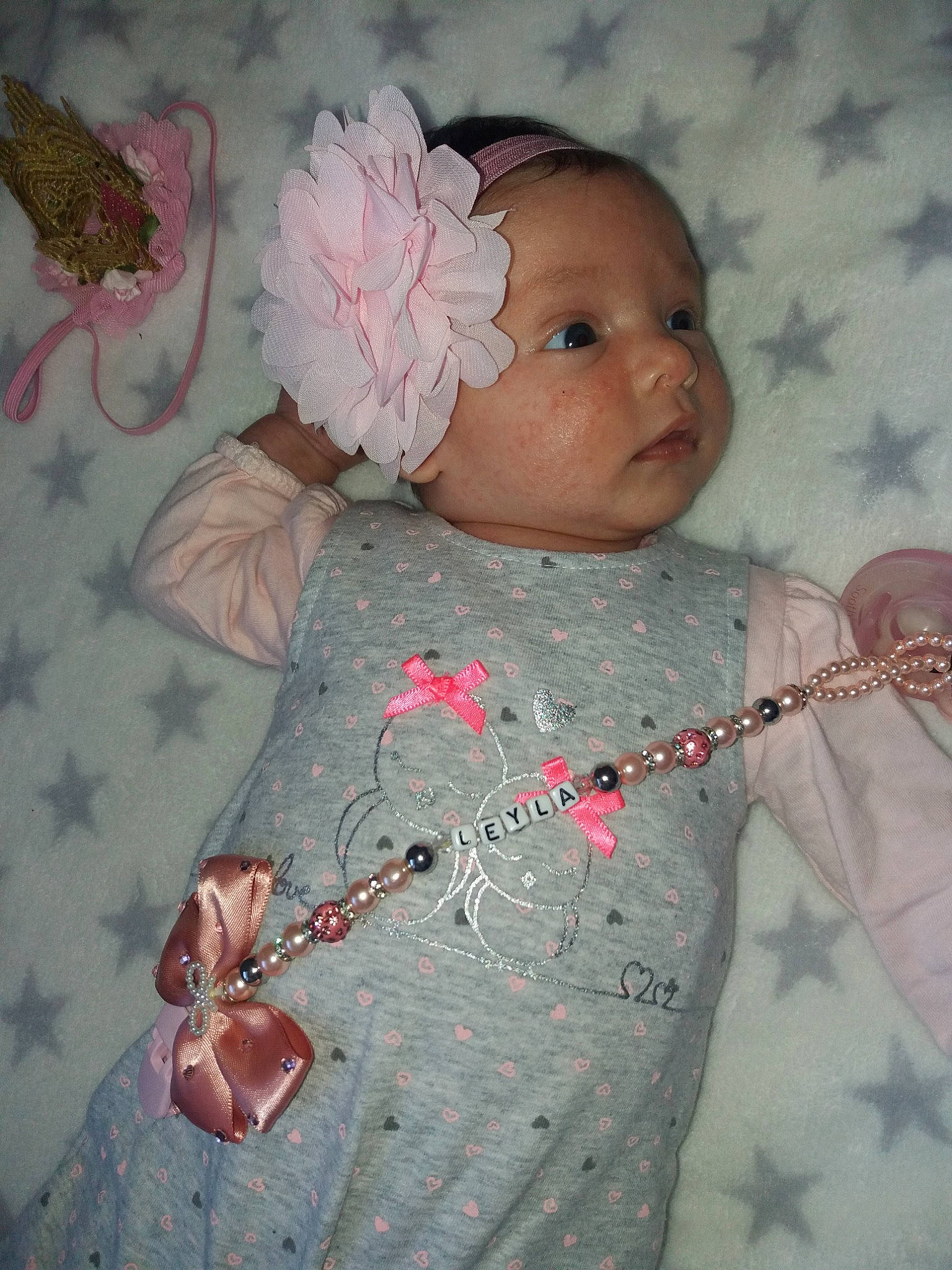 Leyla a rejoint le concours — aidez-le/la à gagner de superbes lots ! baby, cheek, child, fashion_accessory, fictional_character, hair_accessory, headgear, leaf, person, pink, plant, skin, smile, textile, toddler