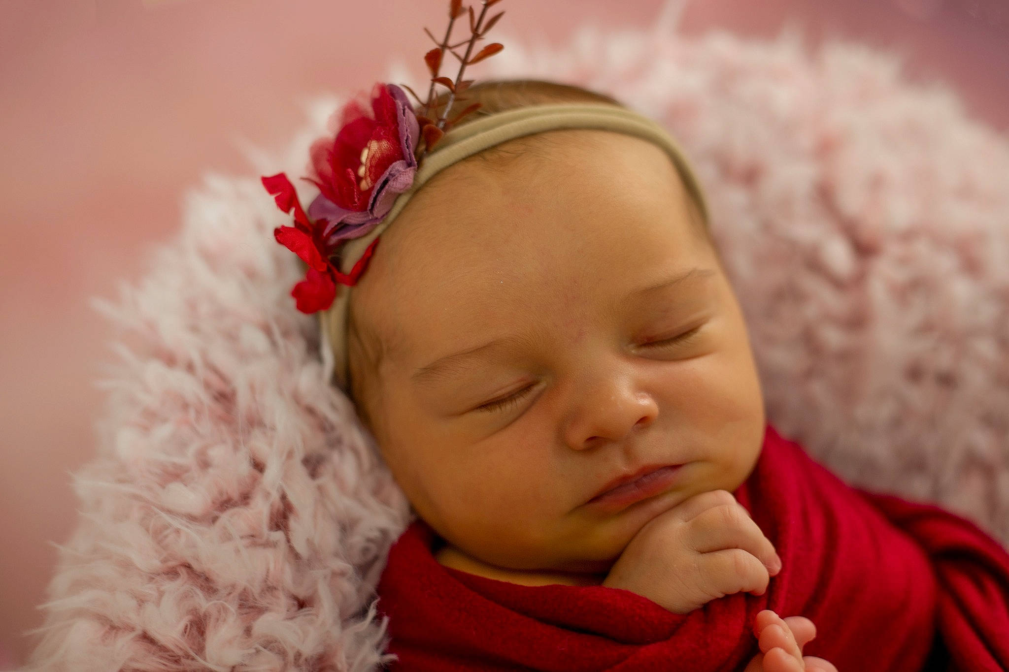 Eleanore a rejoint le concours — aidez-le/la à gagner de superbes lots ! baby, baby_toddler_clothing, beauty, cheek, child, chin, comfort, eyelash, finger, happy, head, headgear, lip, nose, person, petal, pink, red, skin, textile