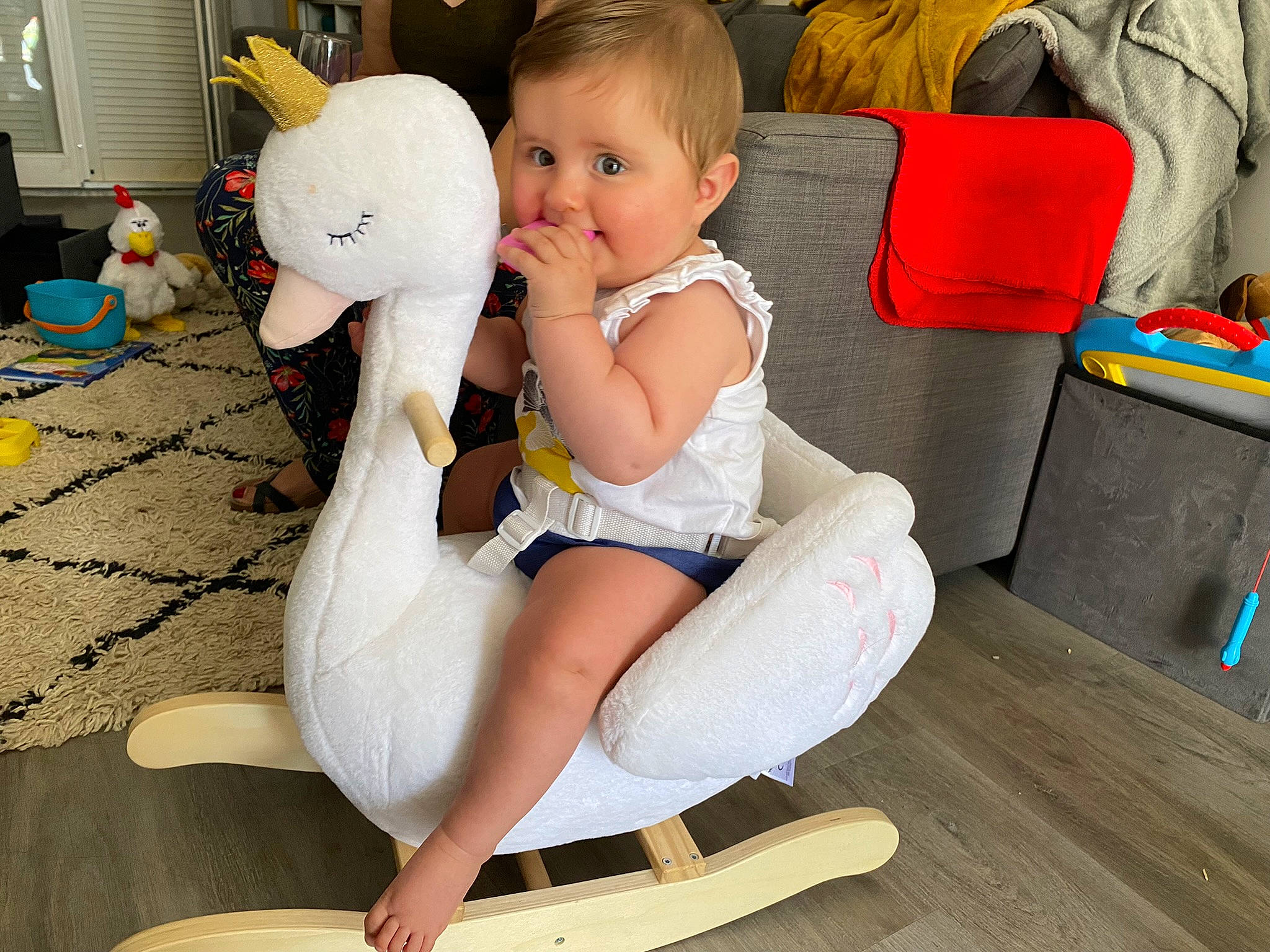 Elisa a rejoint le concours — aidez-le/la à gagner de superbes lots ! baby_toddler_clothing, child, comfort, eye, fun, happy, head, human_leg, joint, knee, lap, leg, leisure, person, sitting, skin, thigh, toddler, toy, trunk