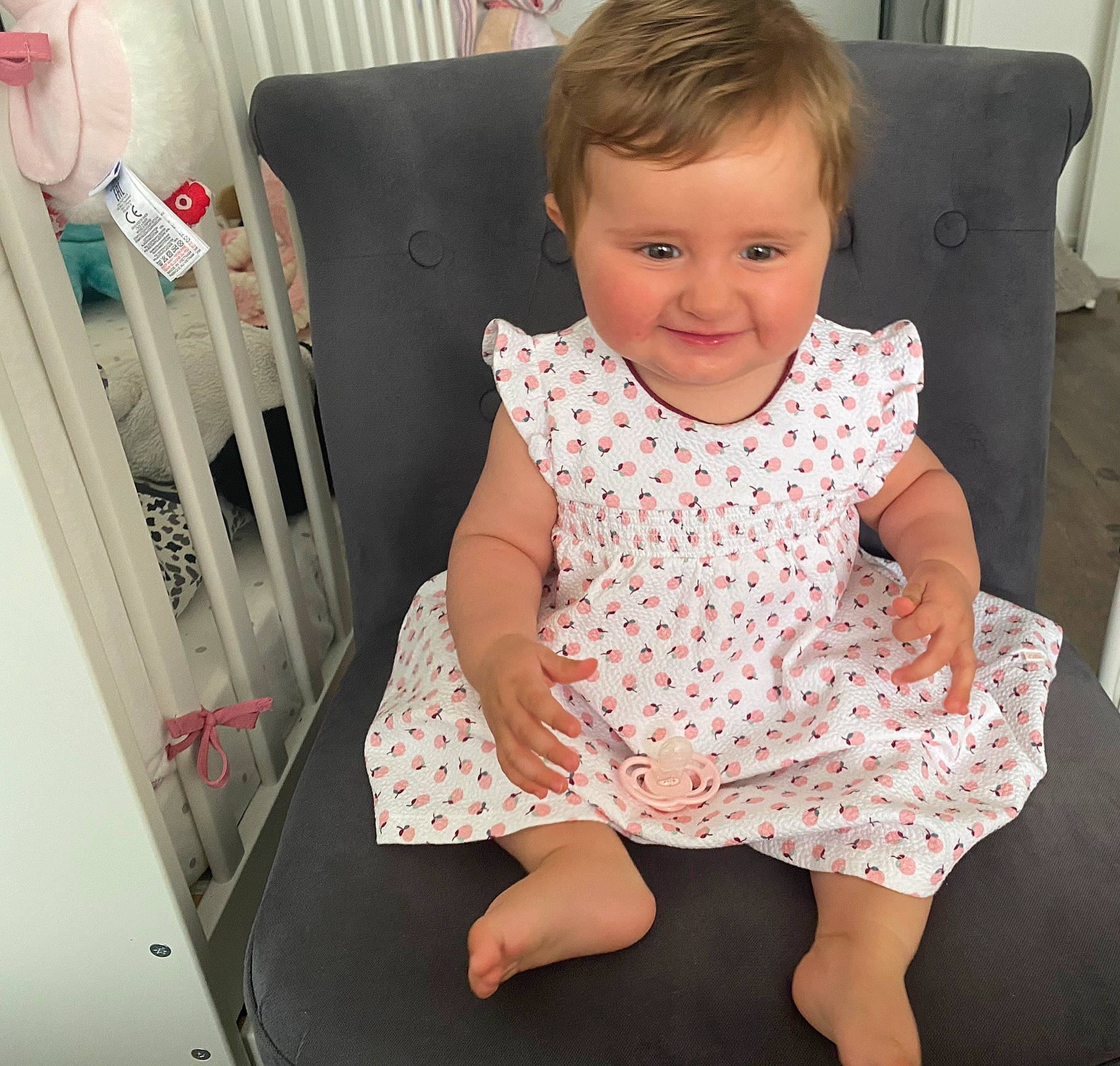 Elisa participe au concours pour gagner de l'argent avec cette photo : baby_toddler_clothing, chair, cheek, child, eye, face, fashion, finger, hair, hairstyle, head, human_body, iris, joy, person, product, shoulder, skin, sleeve, smile