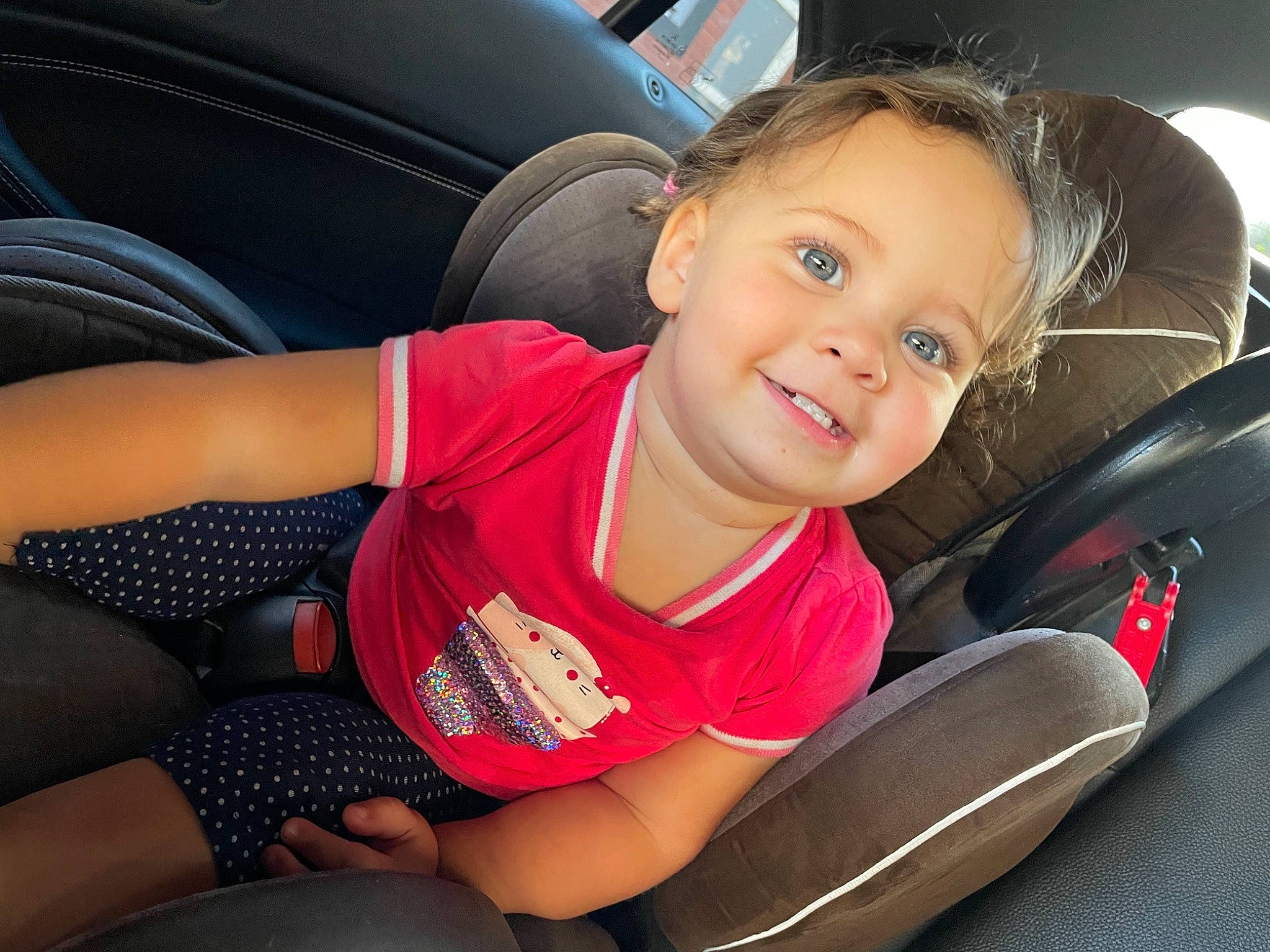 Syrine participe au concours pour gagner de l'argent avec cette photo : automotive_design, automotive_exterior, automotive_tire, car, car_seat, car_seat_cover, comfort, head_restraint, joy, knee, lap, motor_vehicle, person, personal_luxury_car, plant, shorts, smile, steering_part, steering_wheel, thigh