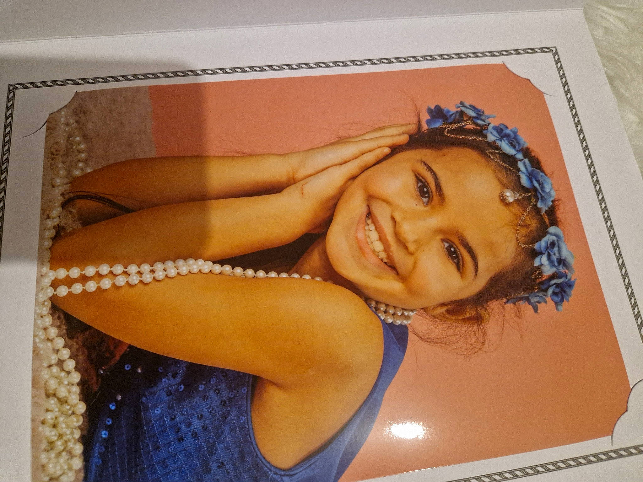 Soukaina participe au concours pour gagner de l'argent avec cette photo : advertising, art, brown_hair, chest, eyelash, flash_photography, fun, happy, human_leg, jewellery, joy, long_hair, makeover, pattern, person, picture_frame, rectangle, room, smile, thigh