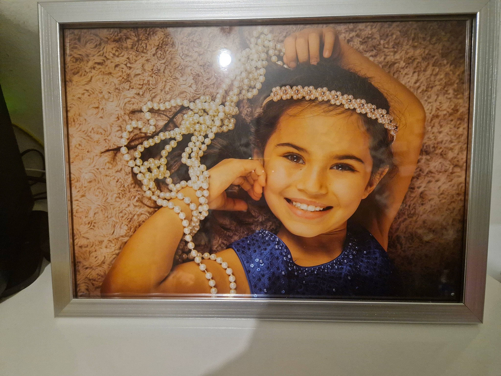 Soukaina participe au concours pour gagner de l'argent avec cette photo : art, event, fashion_accessory, fun, happy, headband, headpiece, jewellery, joy, laugh, metal, person, picture_frame, portrait, portrait_photography, rectangle, room, smile, toddler, tourist_attraction