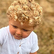 Liam a rejoint le concours — aidez-le/la à gagner de superbes lots ! child, toddler, curly_hair, blond_hair, white_shirt, portrait, outdoor, nature, smile, face, cute, young, innocent, closeup, person, childhood, soft_light, background_blur, happy, casual_clothing