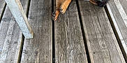 Gribouille a rejoint le concours — aidez-le/la à gagner de superbes lots ! animal, brown_dog, calm, companion, daylight, dog, footwear, fur, nature, outdoor, paws, peaceful, pet, quiet, relaxation, resting, sandals, sleeping, summer, wooden_deck