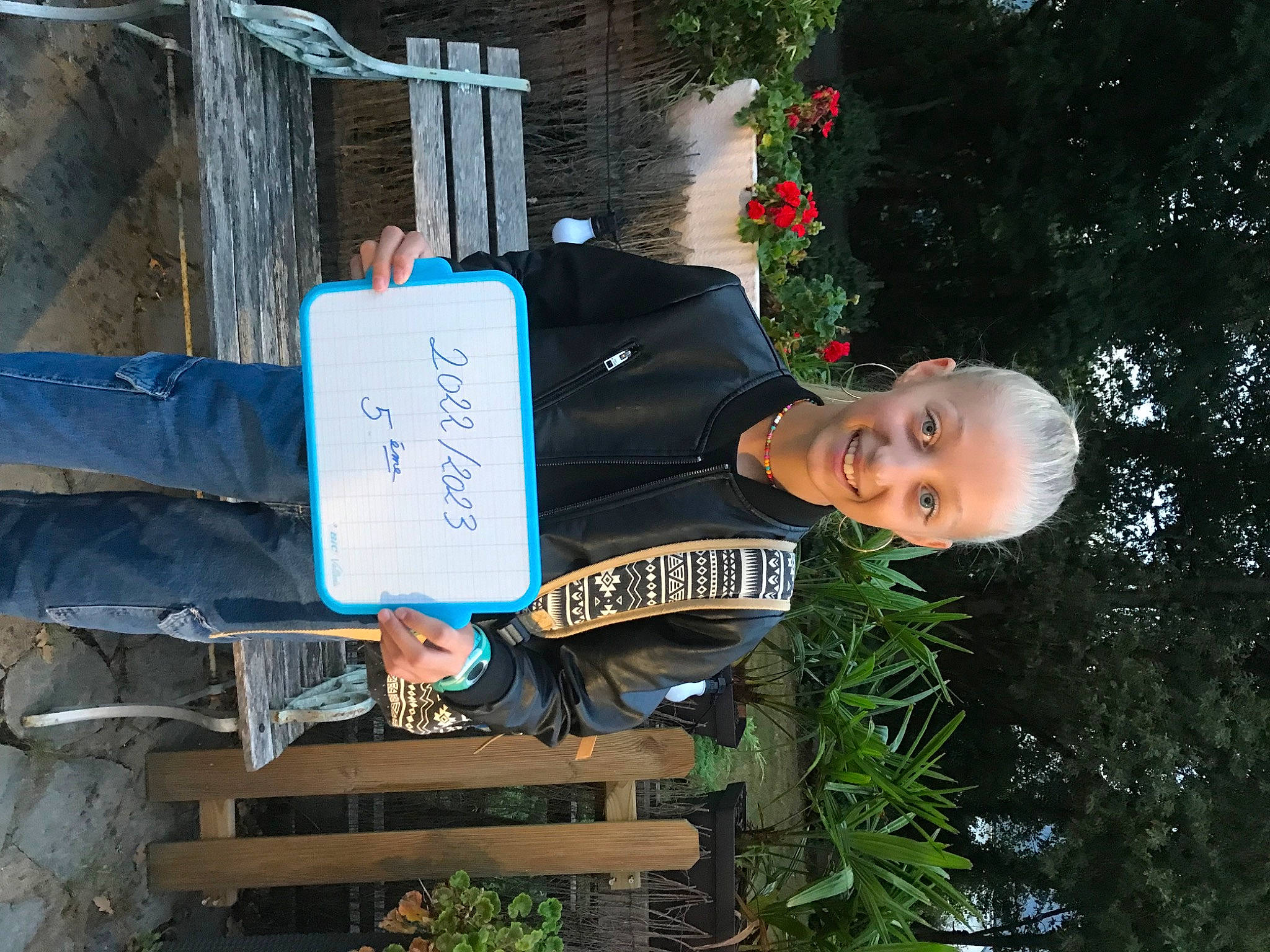 Ana-clara participe au concours pour gagner de l'argent avec cette photo : fun, hat, joy, leisure, person, plant, smile, t_shirt, travel, tree, world