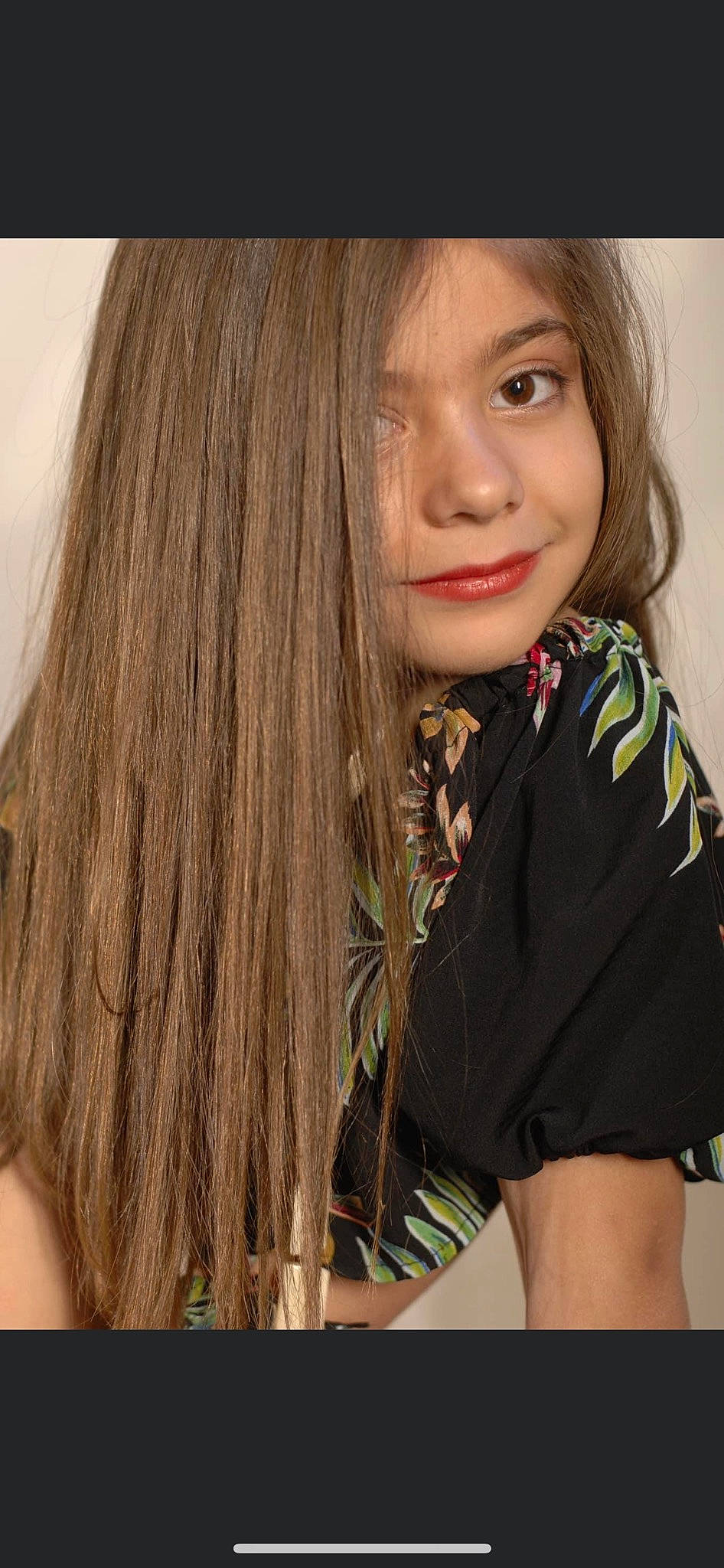 Maylis a rejoint le concours — aidez-le/la à gagner de superbes lots ! bangs, black_hair, brown_hair, cheek, chin, eye, eyebrow, eyelash, forehead, happy, head, iris, joy, layered_hair, lip, long_hair, neck, person, skin, sleeve